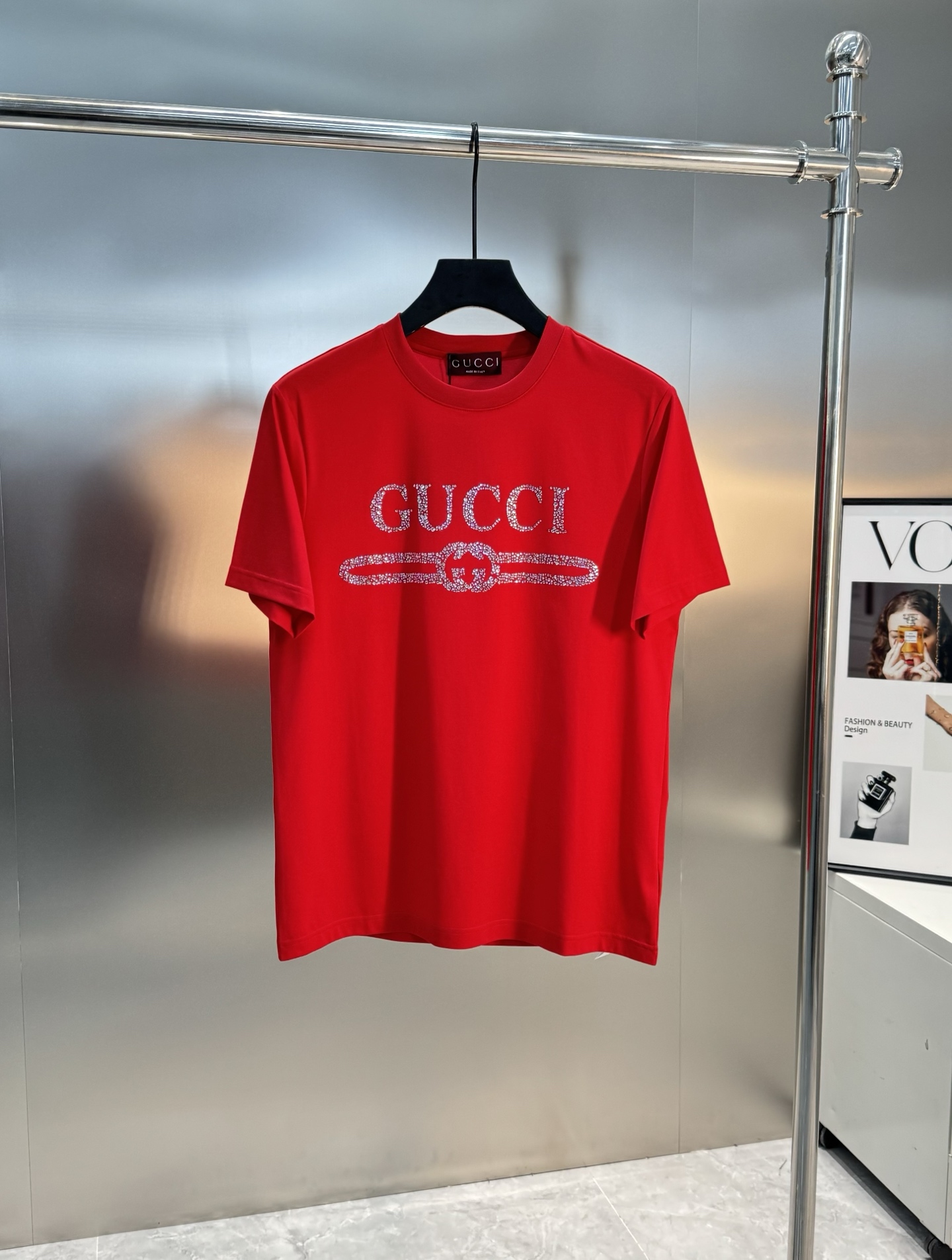 GUCC*25S春夏款T恤！经典烫钻字母短袖T恤！胸前高温3D立体烫钻.面料采190g100%丝光棉. 