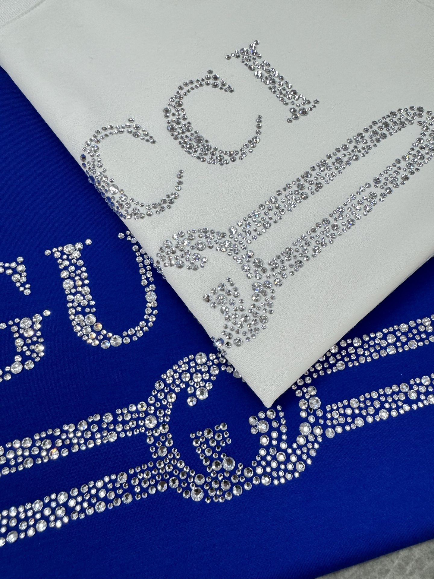 GUCC*25S春夏款T恤！经典烫钻字母短袖T恤！胸前高温3D立体烫钻.面料采190g100%丝光棉. 