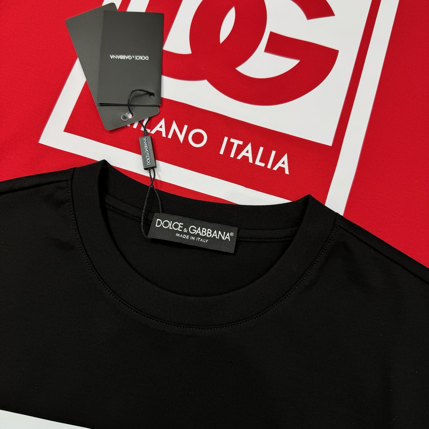 重磅出击，推送入手～D&G杜嘉-班纳25S春夏新款圆领短袖..采用190g丝光棉面料，胸口DG标志性撞色