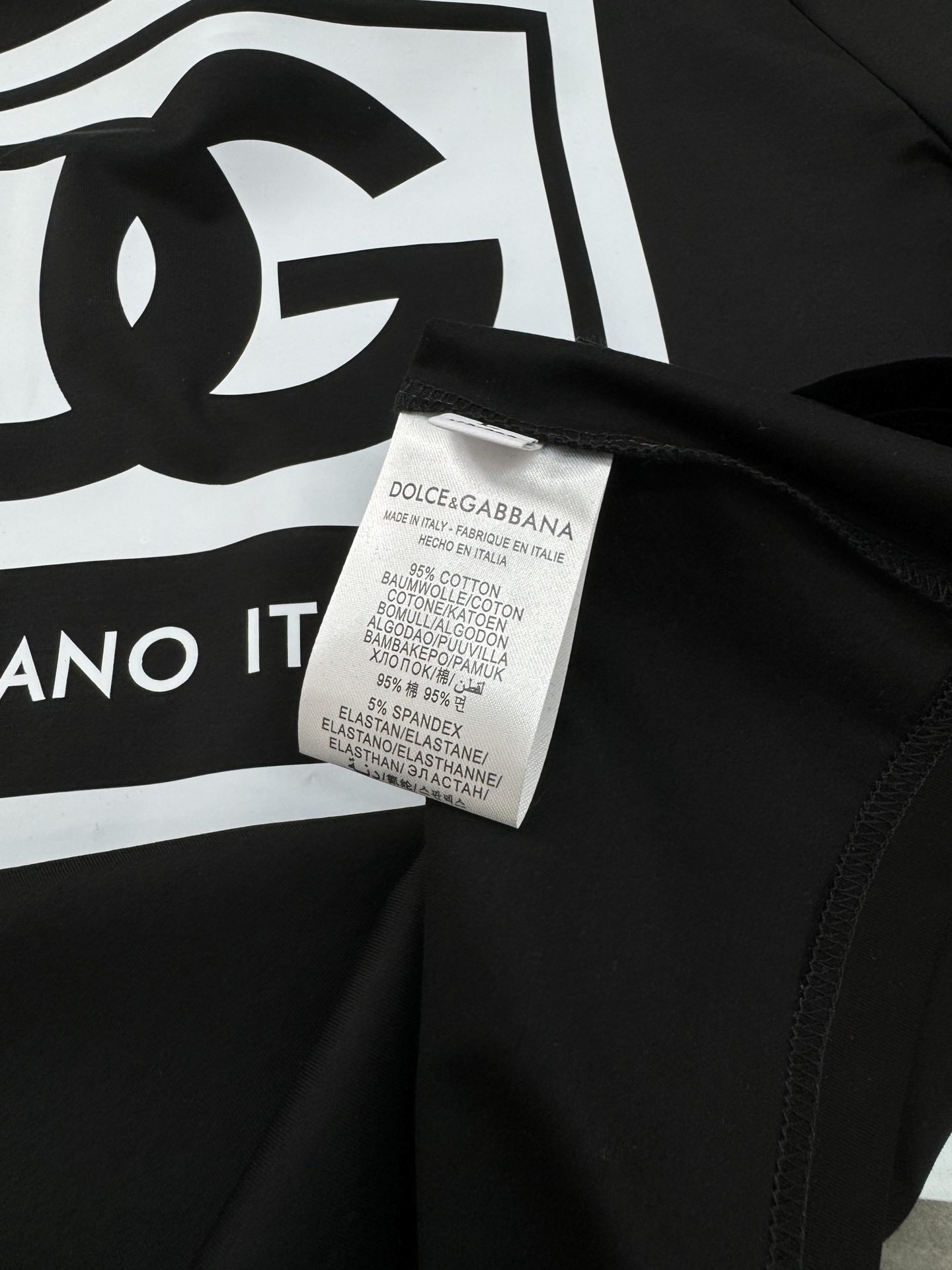 重磅出击，推送入手～D&G杜嘉-班纳25S春夏新款圆领短袖..采用190g丝光棉面料，胸口DG标志性撞色