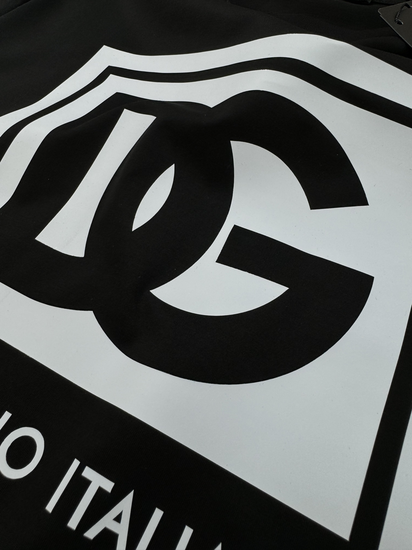 重磅出击，推送入手～D&G杜嘉-班纳25S春夏新款圆领短袖..采用190g丝光棉面料，胸口DG标志性撞色