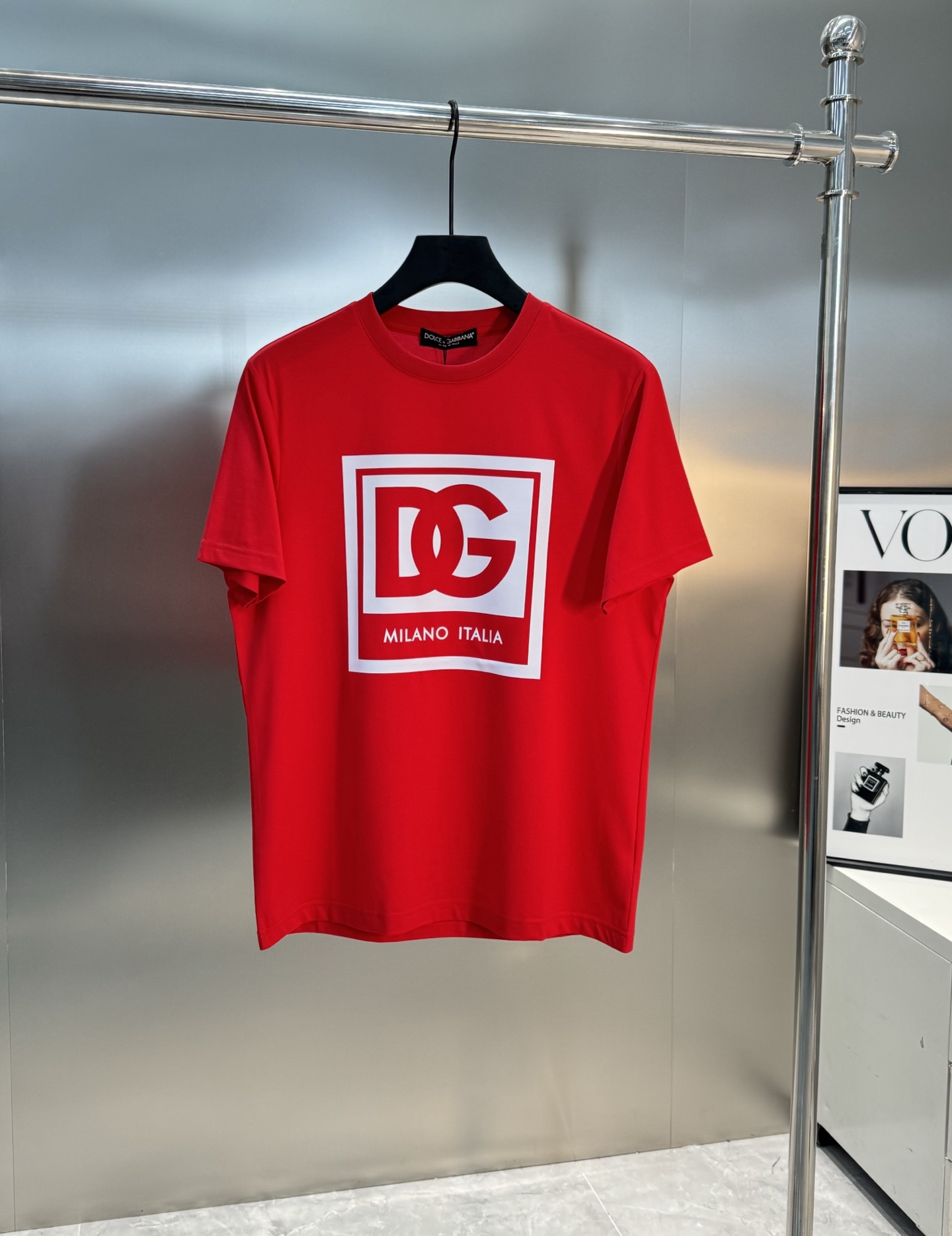 重磅出击，推送入手～D&G杜嘉-班纳25S春夏新款圆领短袖..采用190g丝光棉面料，胸口DG标志性撞色