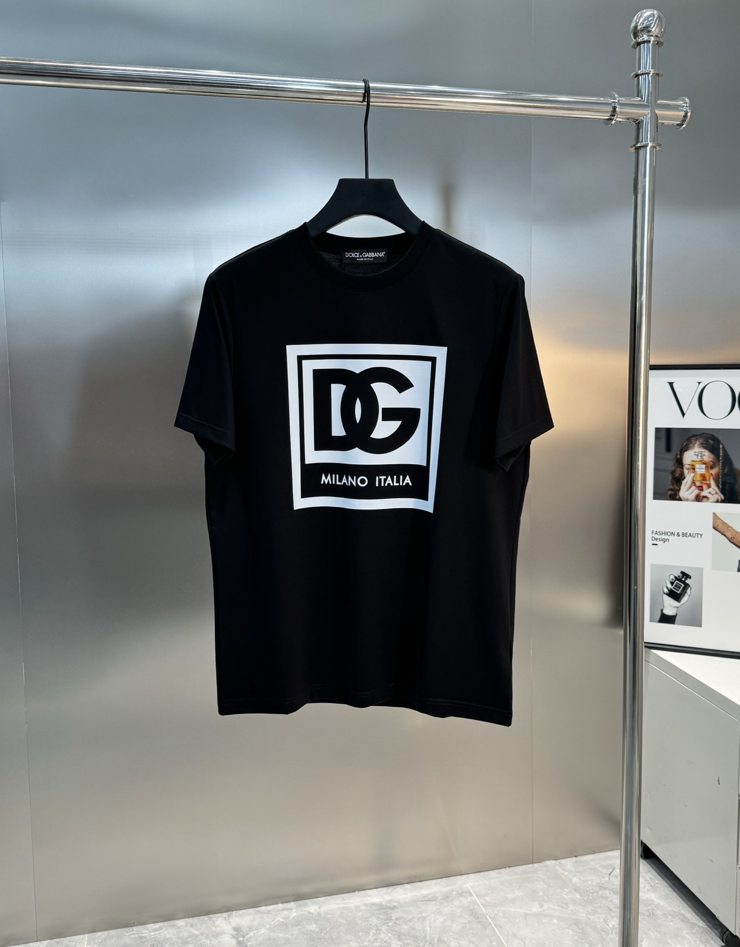 重磅出击，推送入手～D&G杜嘉-班纳25S春夏新款圆领短袖..采用190g丝光棉面料，胸口DG标志性撞色