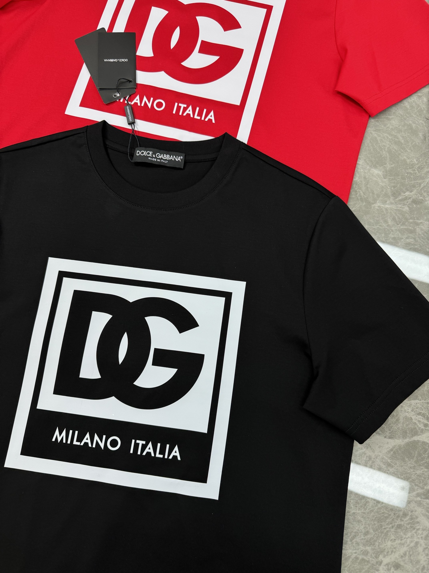 重磅出击，推送入手～D&G杜嘉-班纳25S春夏新款圆领短袖..采用190g丝光棉面料，胸口DG标志性撞色