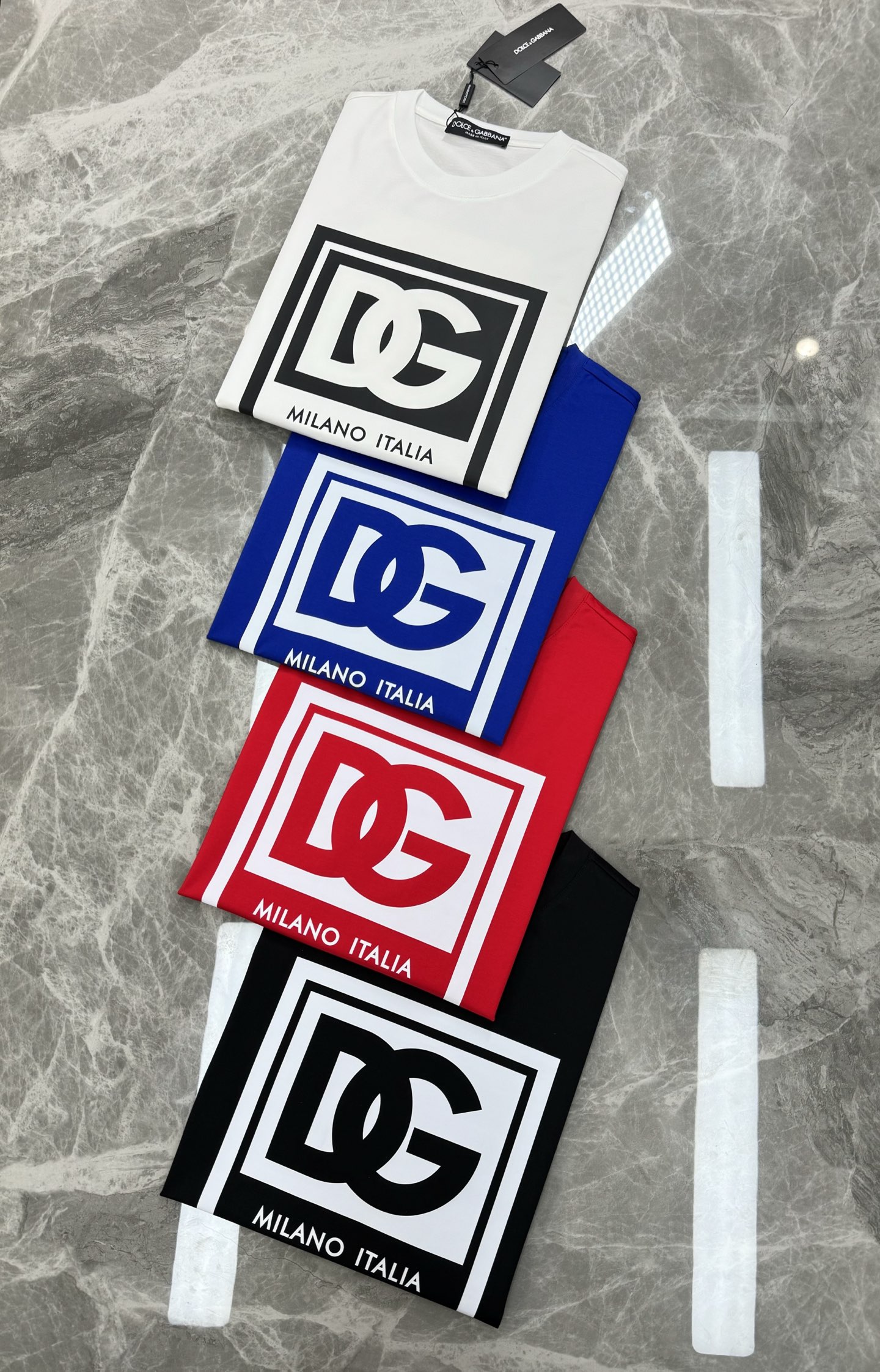 重磅出击，推送入手～D&G杜嘉-班纳25S春夏新款圆领短袖..采用190g丝光棉面料，胸口DG标志性撞色