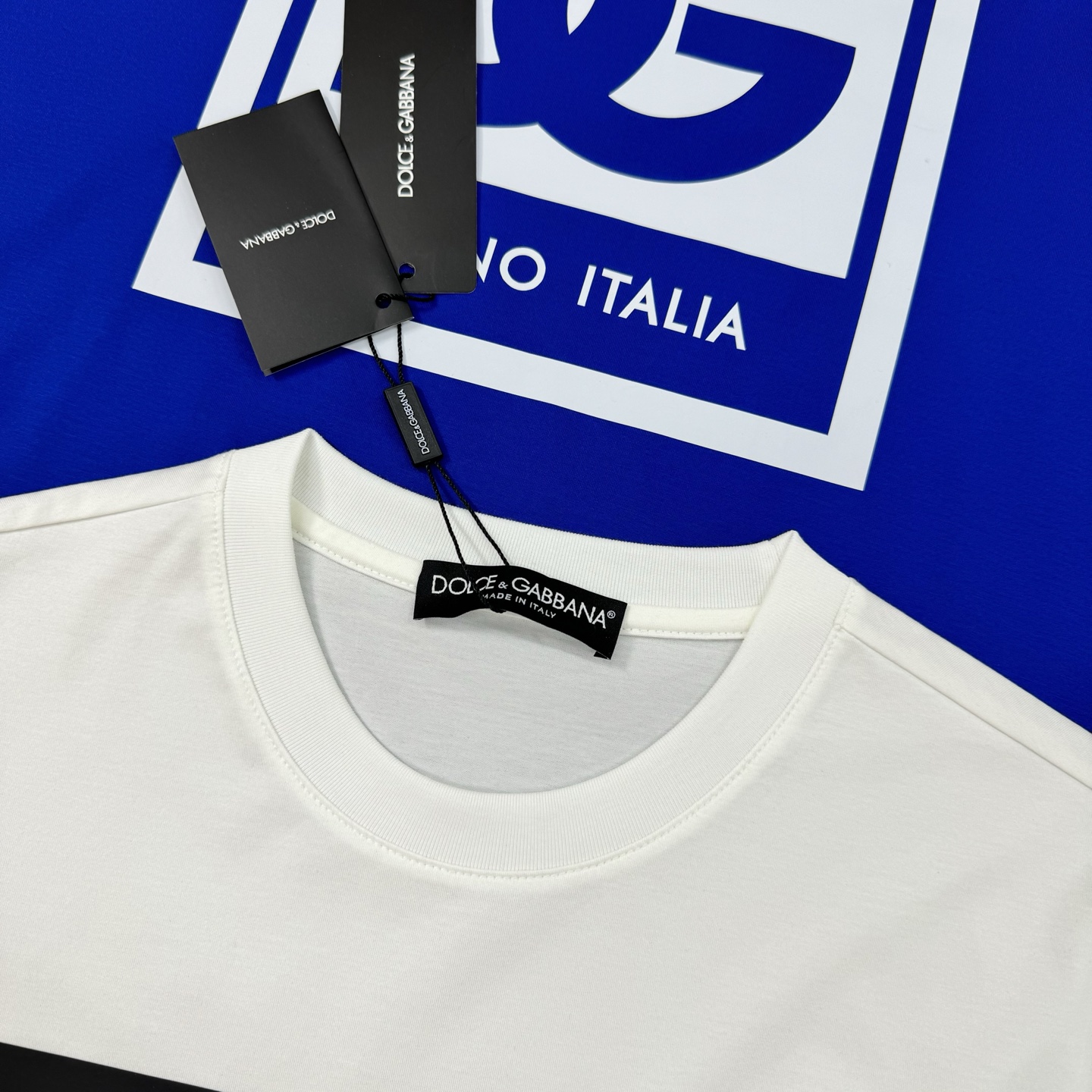 重磅出击，推送入手～D&G杜嘉-班纳25S春夏新款圆领短袖..采用190g丝光棉面料，胸口DG标志性撞色