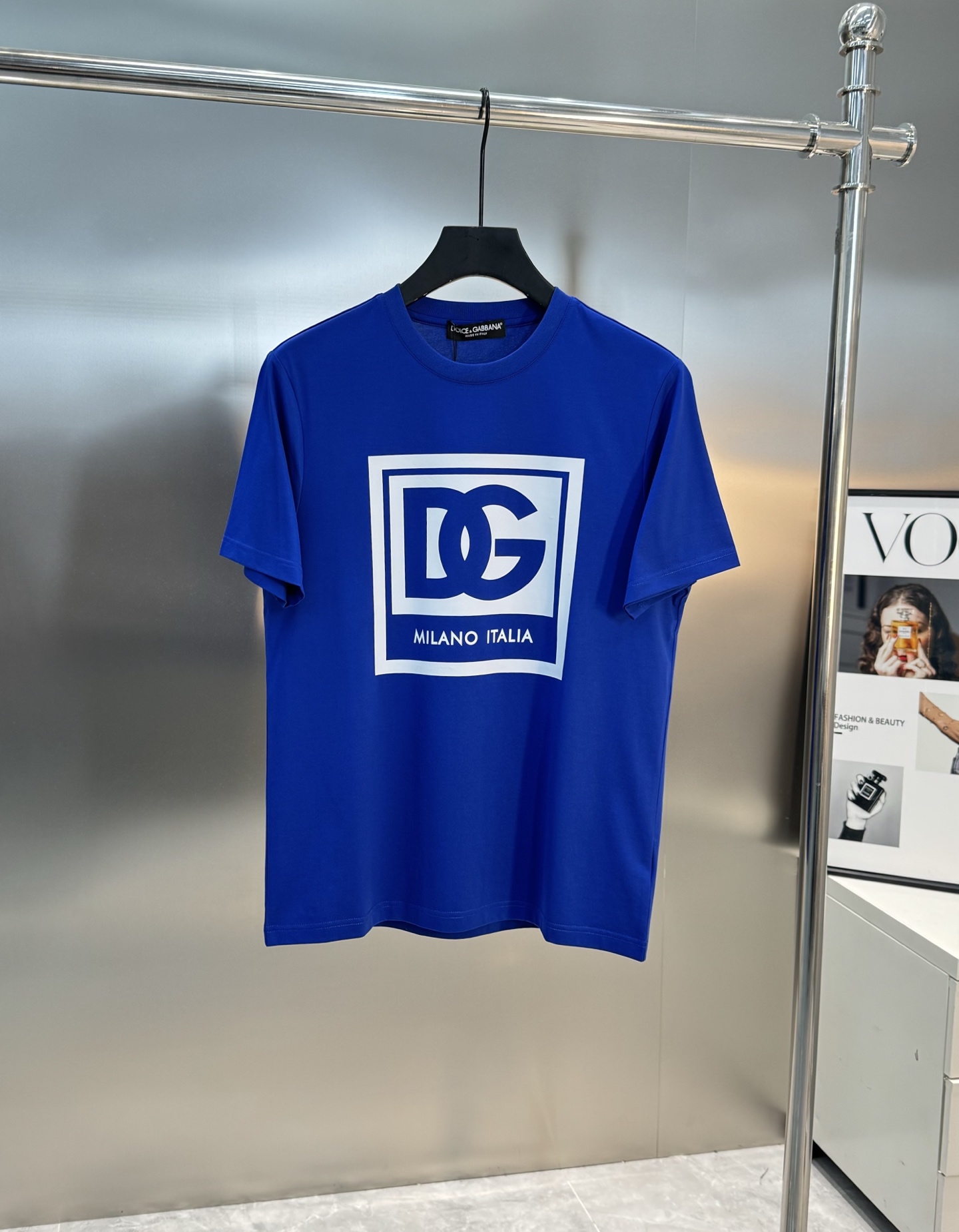 重磅出击，推送入手～D&G杜嘉-班纳25S春夏新款圆领短袖..采用190g丝光棉面料，胸口DG标志性撞色