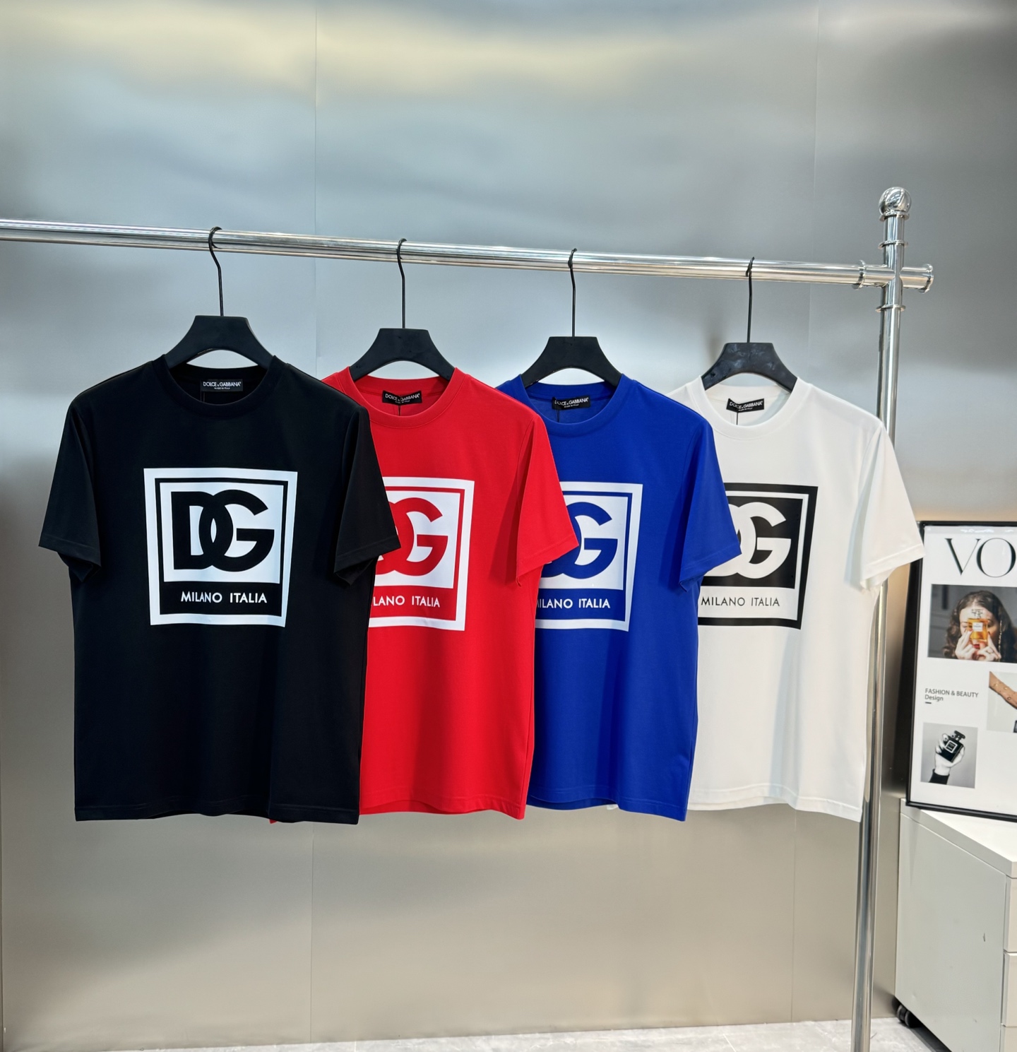 重磅出击，推送入手～D&G杜嘉-班纳25S春夏新款圆领短袖..采用190g丝光棉面料，胸口DG标志性撞色