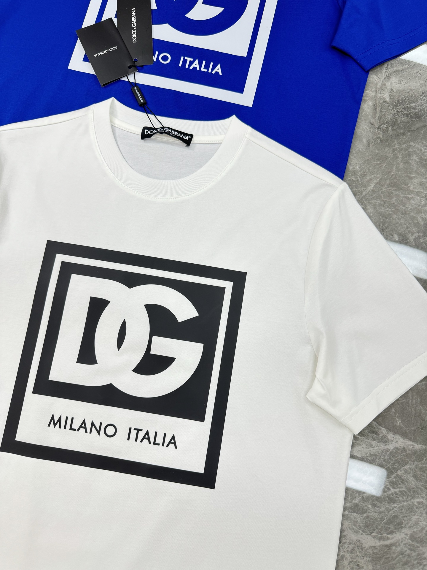 重磅出击，推送入手～D&G杜嘉-班纳25S春夏新款圆领短袖..采用190g丝光棉面料，胸口DG标志性撞色