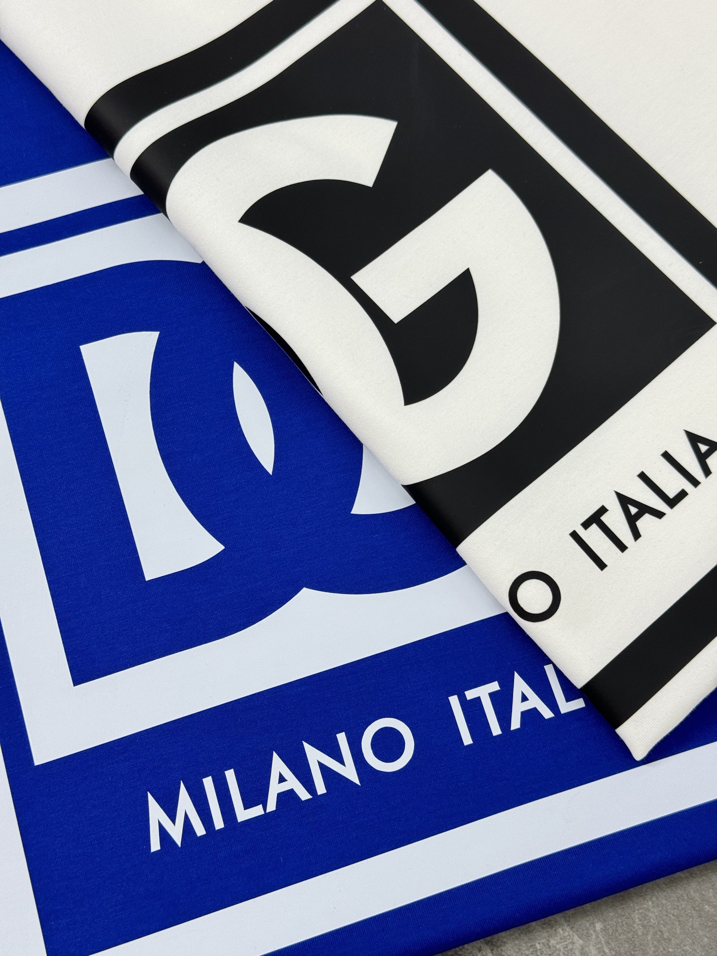 重磅出击，推送入手～D&G杜嘉-班纳25S春夏新款圆领短袖..采用190g丝光棉面料，胸口DG标志性撞色