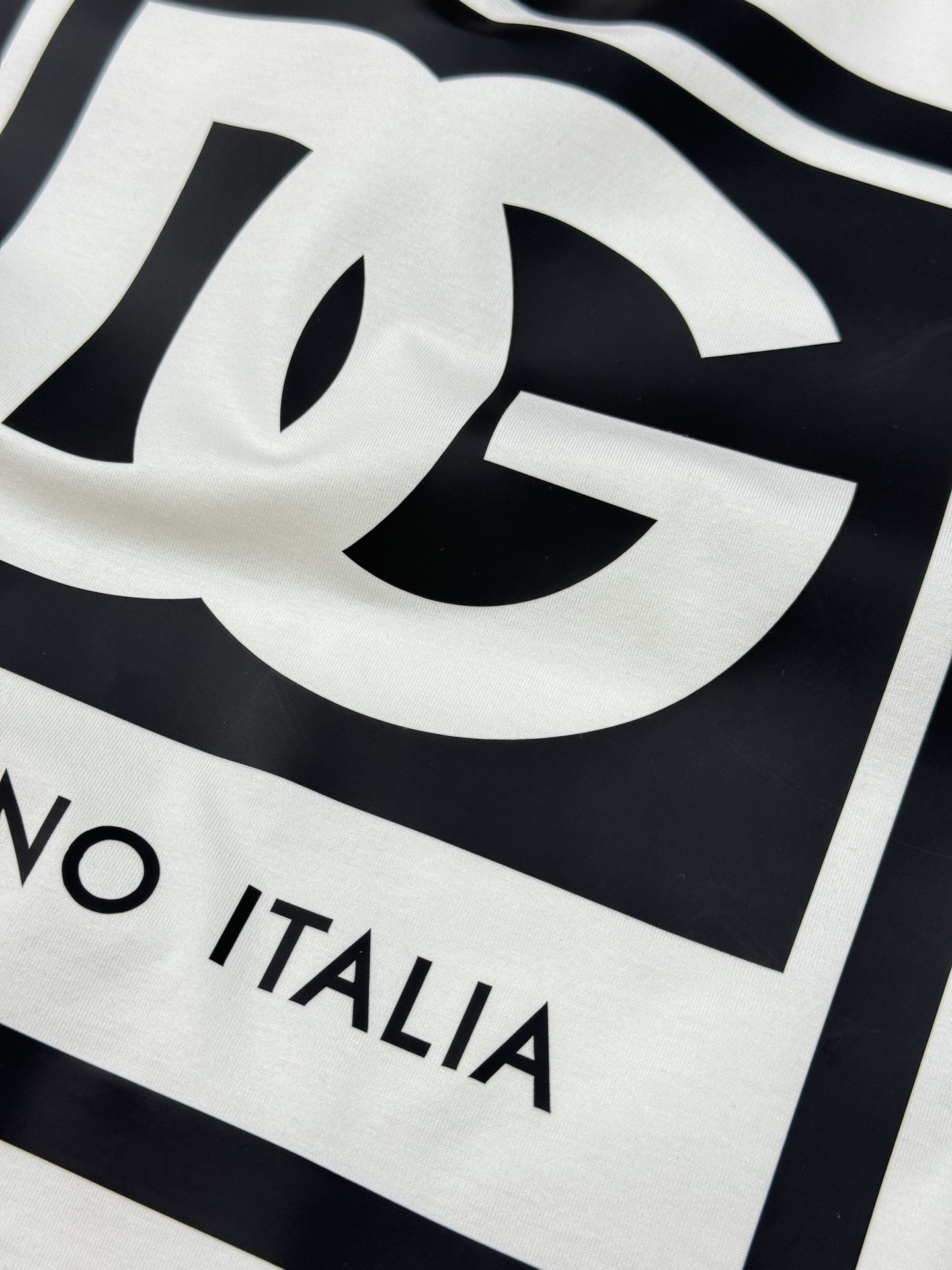 重磅出击，推送入手～D&G杜嘉-班纳25S春夏新款圆领短袖..采用190g丝光棉面料，胸口DG标志性撞色