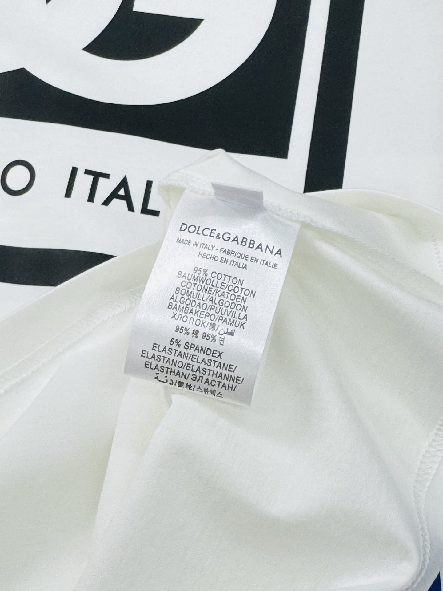 重磅出击，推送入手～D&G杜嘉-班纳25S春夏新款圆领短袖..采用190g丝光棉面料，胸口DG标志性撞色