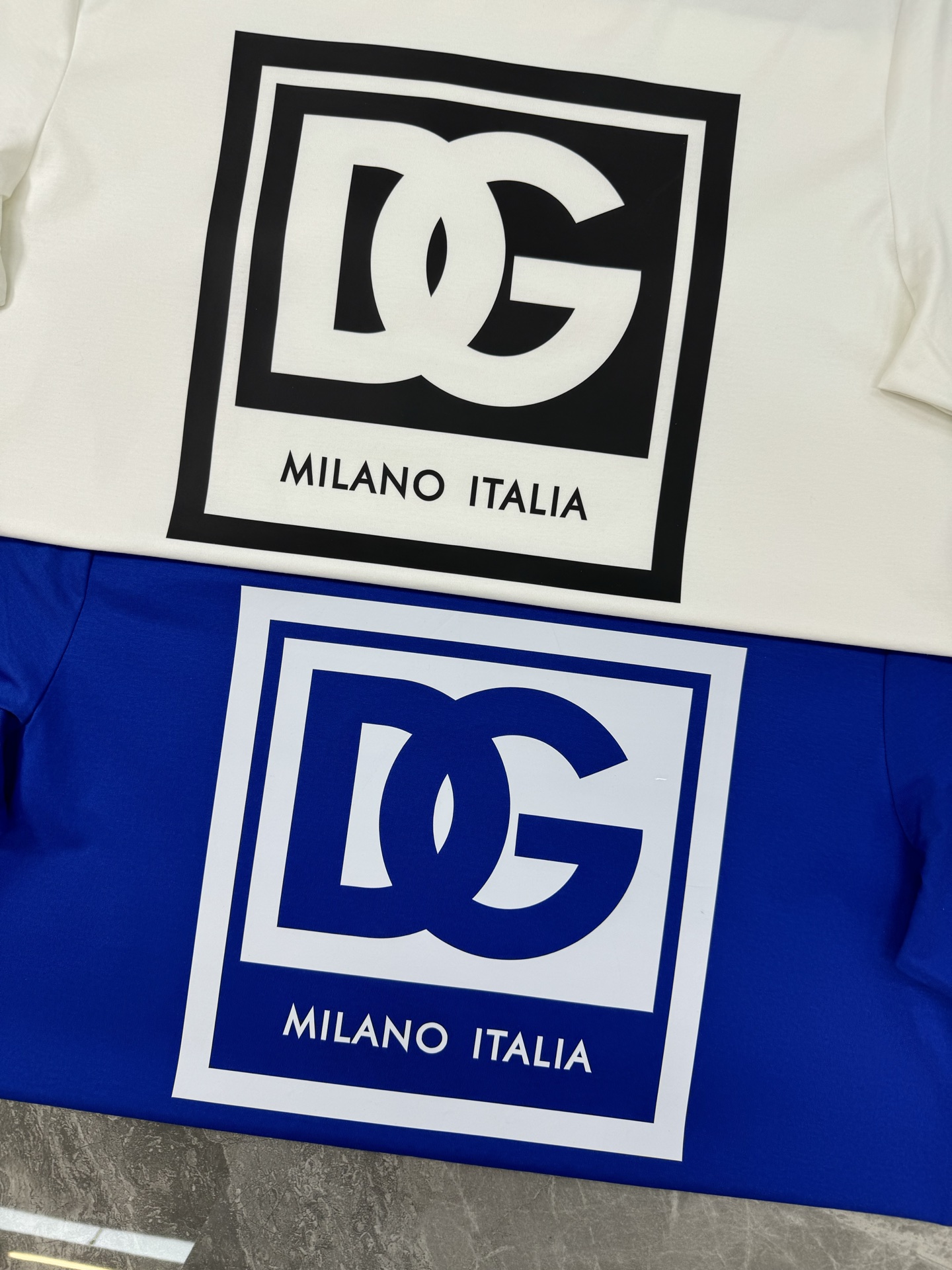 重磅出击，推送入手～D&G杜嘉-班纳25S春夏新款圆领短袖..采用190g丝光棉面料，胸口DG标志性撞色