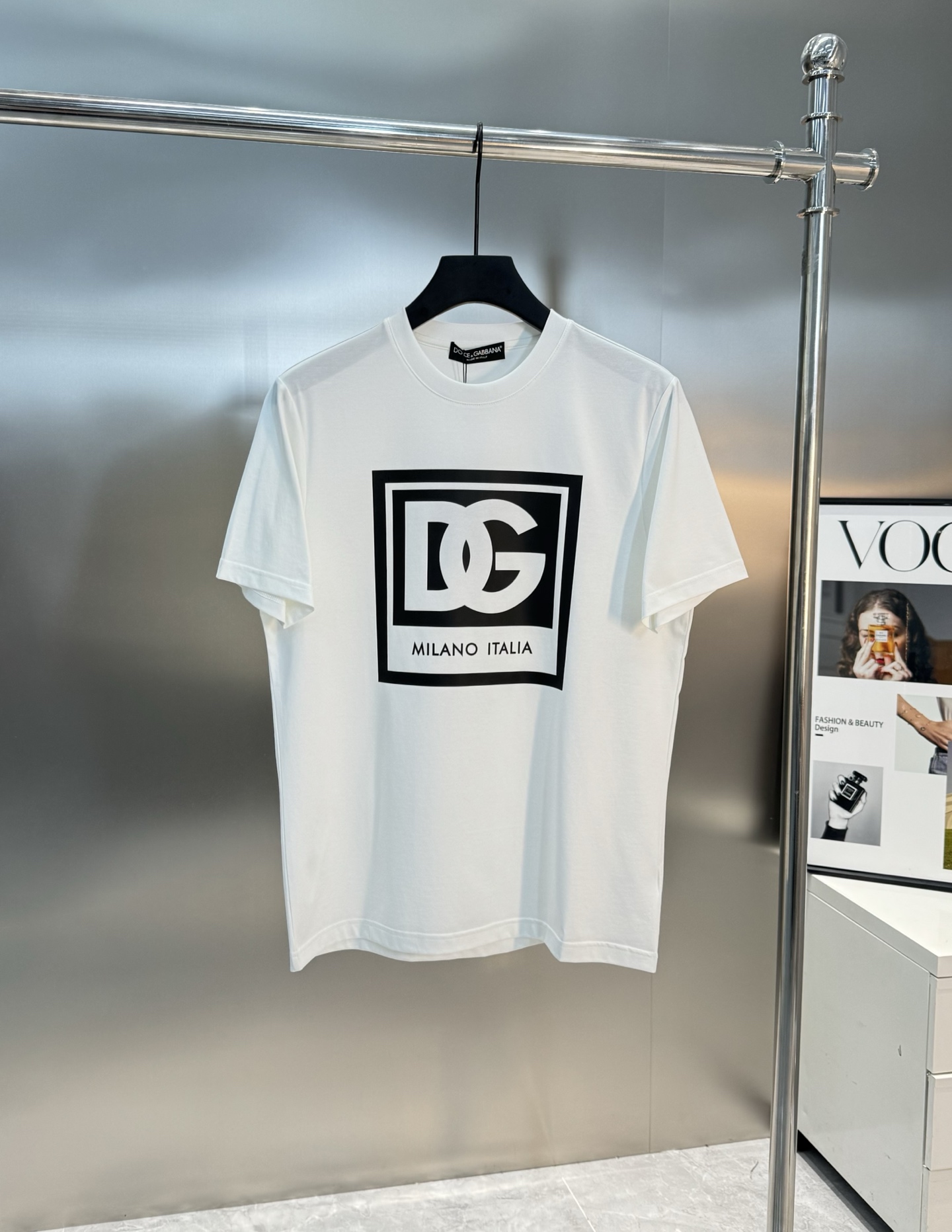 重磅出击，推送入手～D&G杜嘉-班纳25S春夏新款圆领短袖..采用190g丝光棉面料，胸口DG标志性撞色