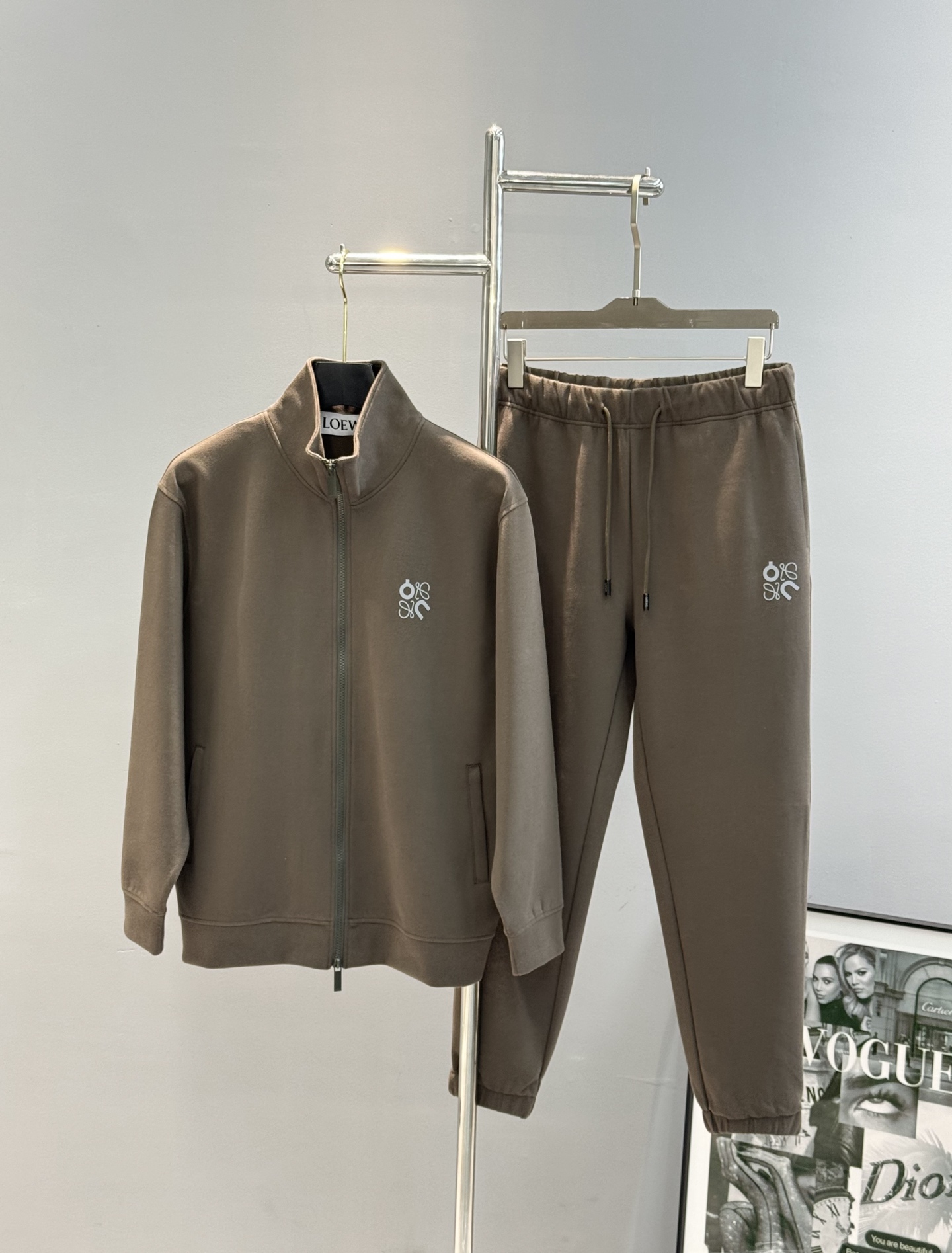 NO:464870,Jacket Pants Loew* 2025s new casual Tennis Set!  Can be purchased separately. Counter synchronization!  The details are exquisite and high-end, and the brand logo is full of high-end graphics. The exquisite graphics are fashionable and fashionable on the chest and under the pockets of the pants. The brand letters and patterns on the back of the top!  Recommended basic models!  The trouser legs are more youthful and energetic. The back of the top is customized with high-end 100% silk fabric. The upper body is crisp and stylish, comfortable and not tight. The customized original metal logo zipper is very classy and clean and neat. The top is slightly loose and comfortable. It is full of urban style, and it is good to wear it. It is the first choice for high-end fashion and fashionable people. The upper body effect is super good!  Color brown, white, black, code number M-3XL (/145 jin recommended L), loewe, loewe, jackets & coats, alexander wang19860909外套 裤子 Loew*罗意威2025s新款休闲天丝套装！可分开购买.专柜同步！细节精致高级,品牌logo图形高级感满满.衣身胸口及裤子兜口下方精致图形时尚潮流.上衣后背品牌字母花型设计！基础款推荐！裤脚收口设计更显年轻活力,上衣后背定制高端百分百天丝面料,上身挺括有型,舒适不紧绷.定制原版金属logo拉链非常有档次,干净利落的剪裁.上衣微宽松舒适满满.都市风十足,穿上心情就好,高端潮流时尚人士首选,上身效果超级好看！颜色咖色.白色.黑色.码数M-3XL（/145斤建议L）,,loewe,loewe,jackets & coats,alexander wang,Men's clothing