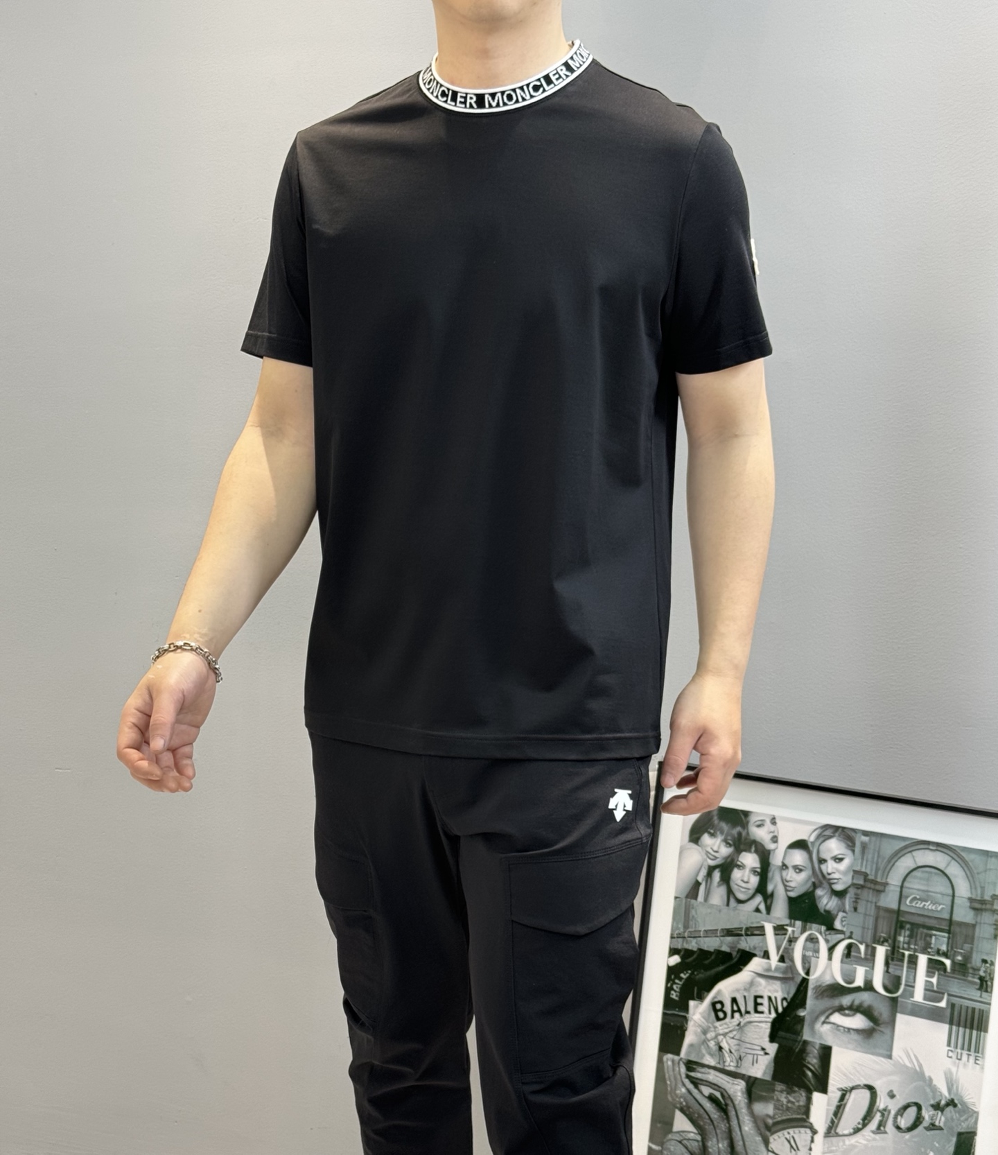 NO:134164,Moncle* 25s spring and summer new round neck short T. Original single quality!  Strong drape!  The texture is perfect!  The custom webbing design of the neckline and cuffs is perfectly enriching everyone's visual sense!  With the slim tailoring design, you will be clean and neat!  Fashionable and beautiful!  The neckline uses official custom threads, and the workmanship is very exquisite!  Excellent style effect!  And it has super breathable performance!  The latest big-name joint push!  It can be easily controlled at any age. It is a must-have item in men's wardrobe. Three-standard. Customized 190g heavy mercerized cotton texture. Comfortable, soft, breathable, and full of three-dimensional hot picture texture. Color white and black. Number of M-3XL slim fit (S and 4Xl can be customized) 175/145 jin recommended XL, christian louboutin, Moncler, alexander wang19860909Moncle*蒙口25s春夏新款圆领短T. 原单品质！悬垂感强！手感质感都极完美！领口.袖口定制织带设计LOGO的经典设计完美的丰富大家的视觉感！加上修身的裁剪设计,让你干净利落！时尚又好看！领口采用官方定制螺纹,做工非常精致！版型效果超赞！而且透气性能超强！最新大牌联名推送！任何年龄阶段都可轻松驾驭,男士衣橱里必备的单品.三标齐.订制190克重丝光棉质地.舒适柔软透气性好立体烫画质感满满.颜色白色.黑色.码数M-3XL修身版型（S和4Xl可订做）175/145斤建议XL,,christian louboutin,Moncler,alexander wang,Men's clothing