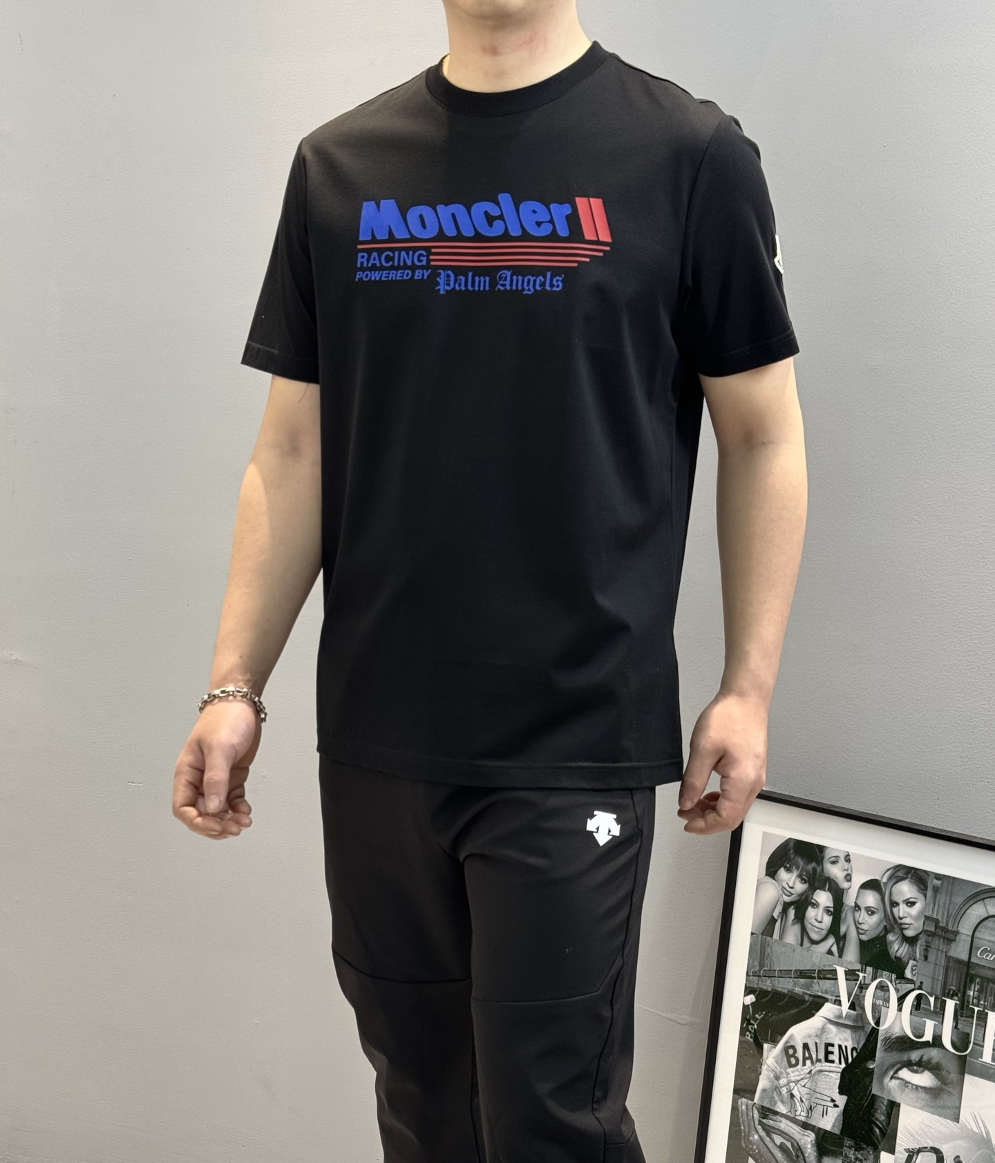 
Moncle**25s新款圆领T恤.简单基础款.品牌字母logo印花设计.搭配经典配色.袖口经典小帽子