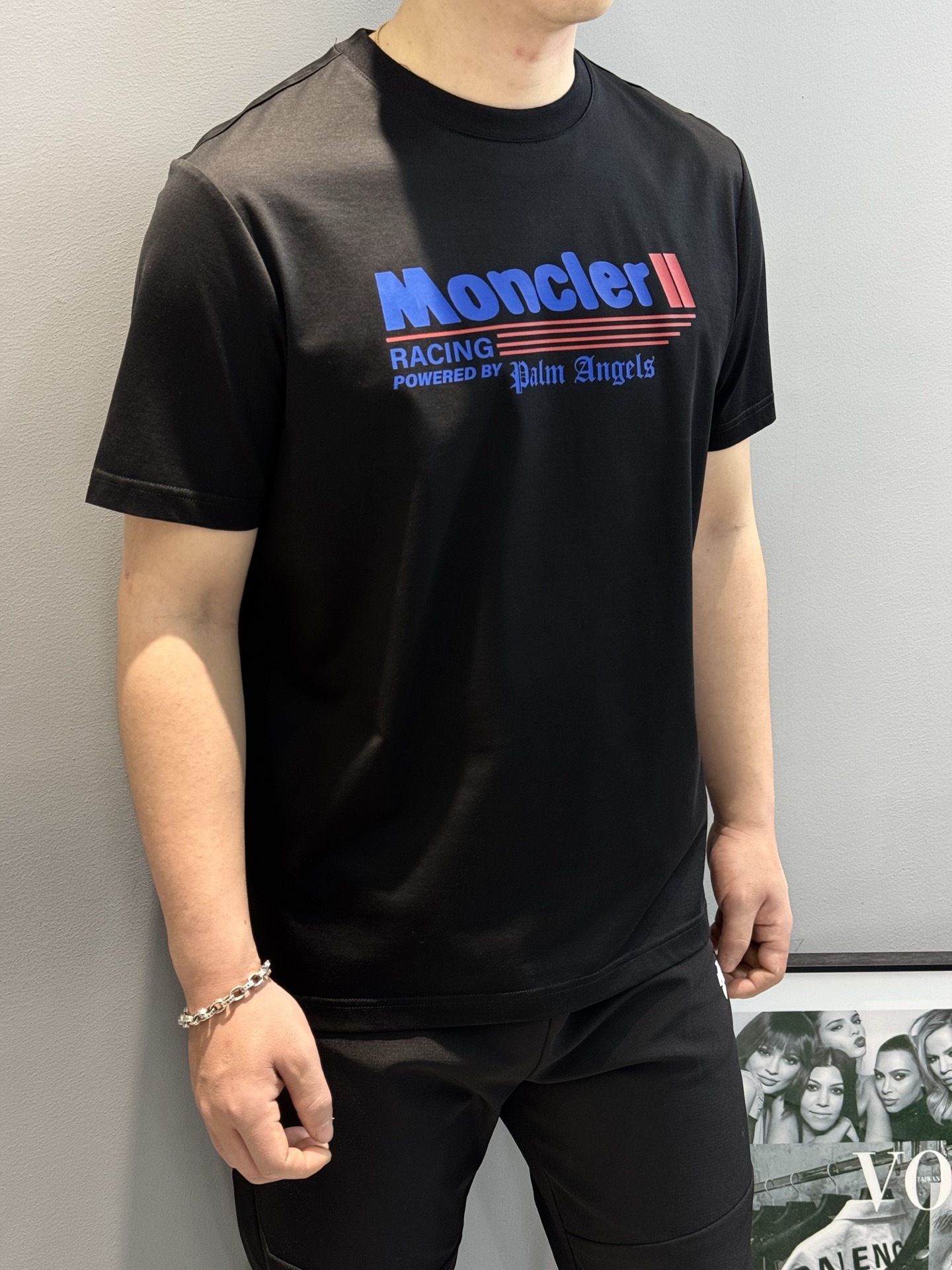 
Moncle**25s新款圆领T恤.简单基础款.品牌字母logo印花设计.搭配经典配色.袖口经典小帽子