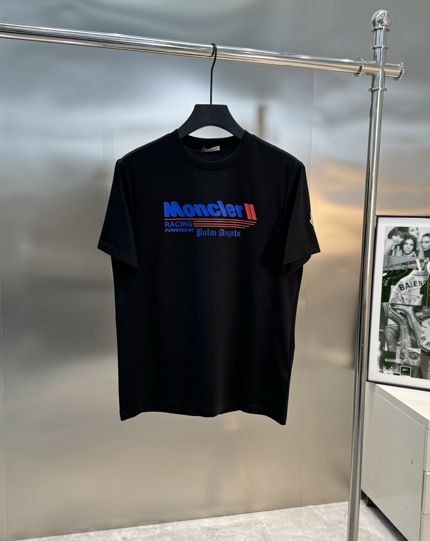 
Moncle**25s新款圆领T恤.简单基础款.品牌字母logo印花设计.搭配经典配色.袖口经典小帽子