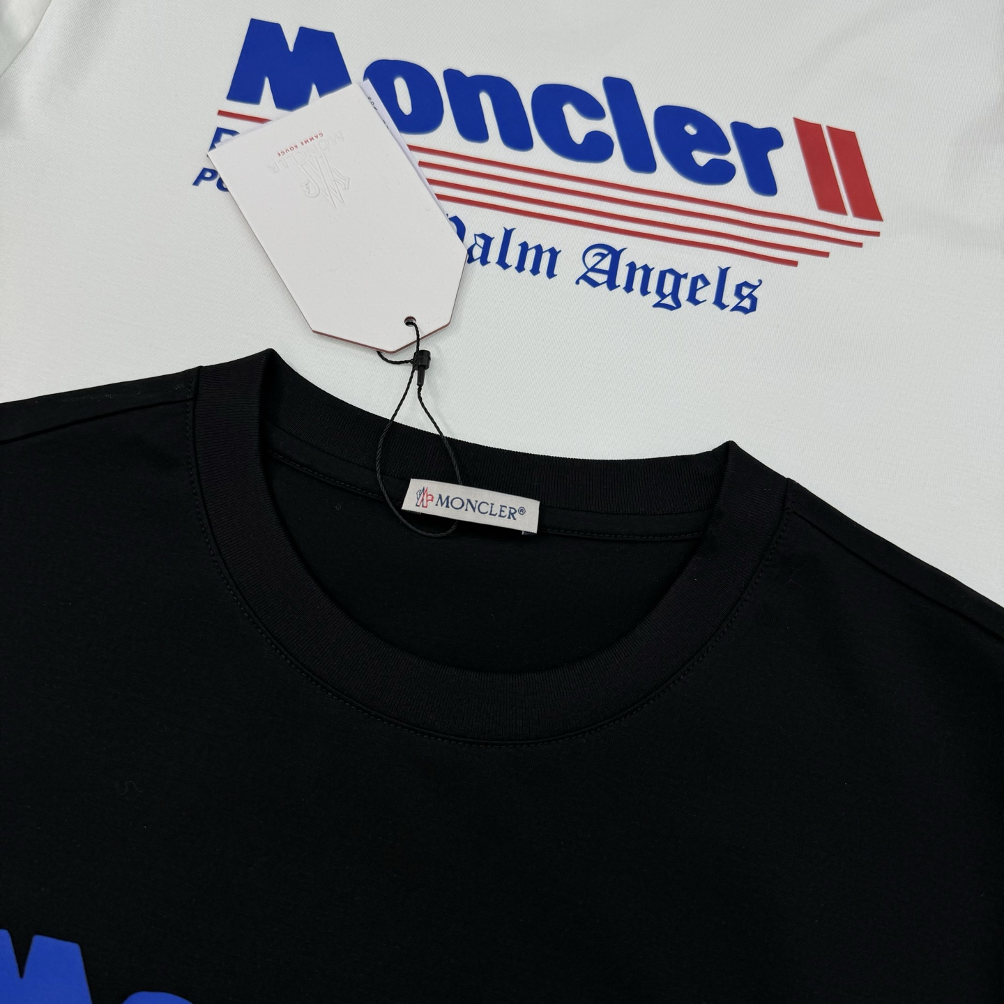 
Moncle**25s新款圆领T恤.简单基础款.品牌字母logo印花设计.搭配经典配色.袖口经典小帽子