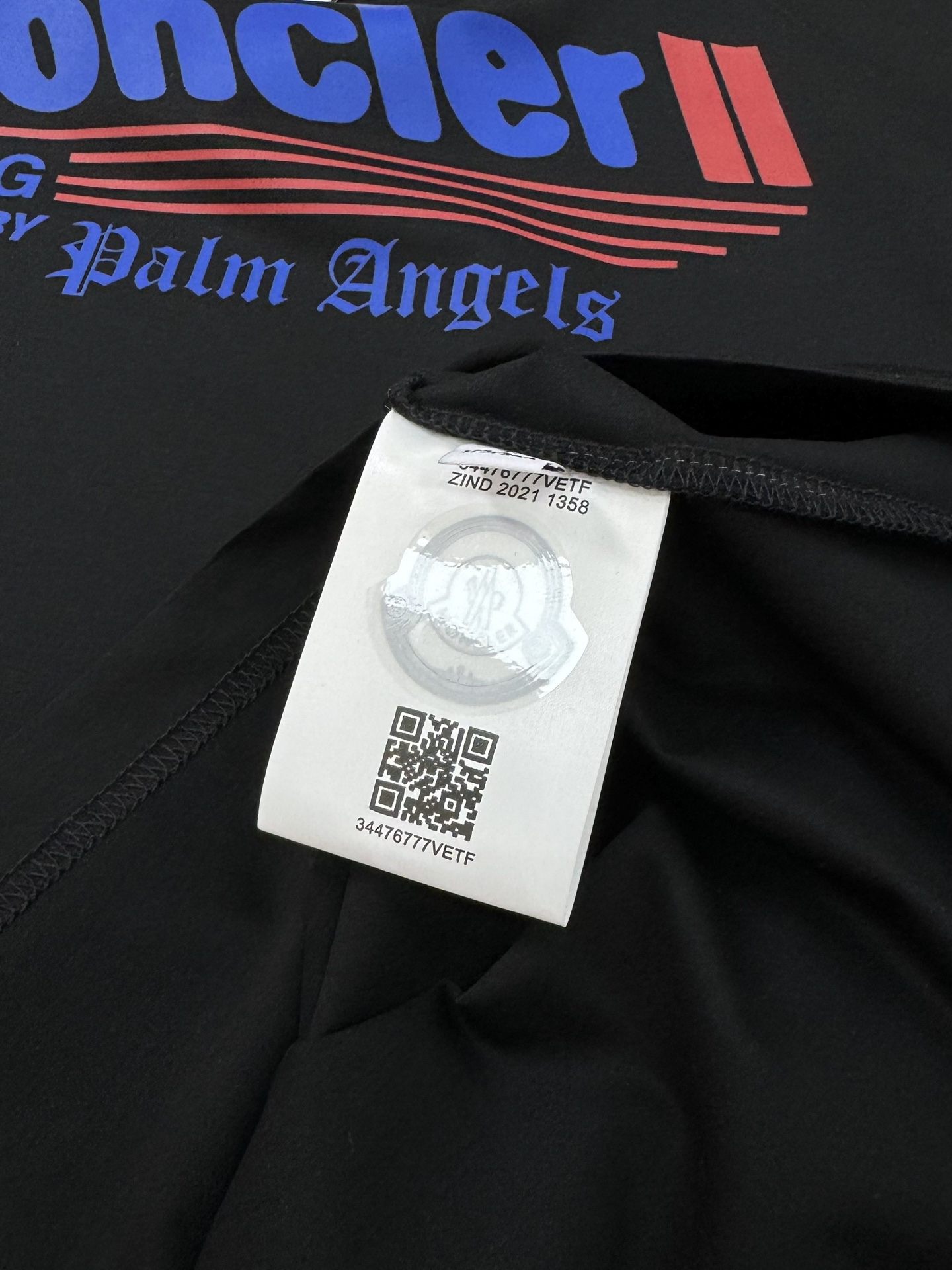 
Moncle**25s新款圆领T恤.简单基础款.品牌字母logo印花设计.搭配经典配色.袖口经典小帽子