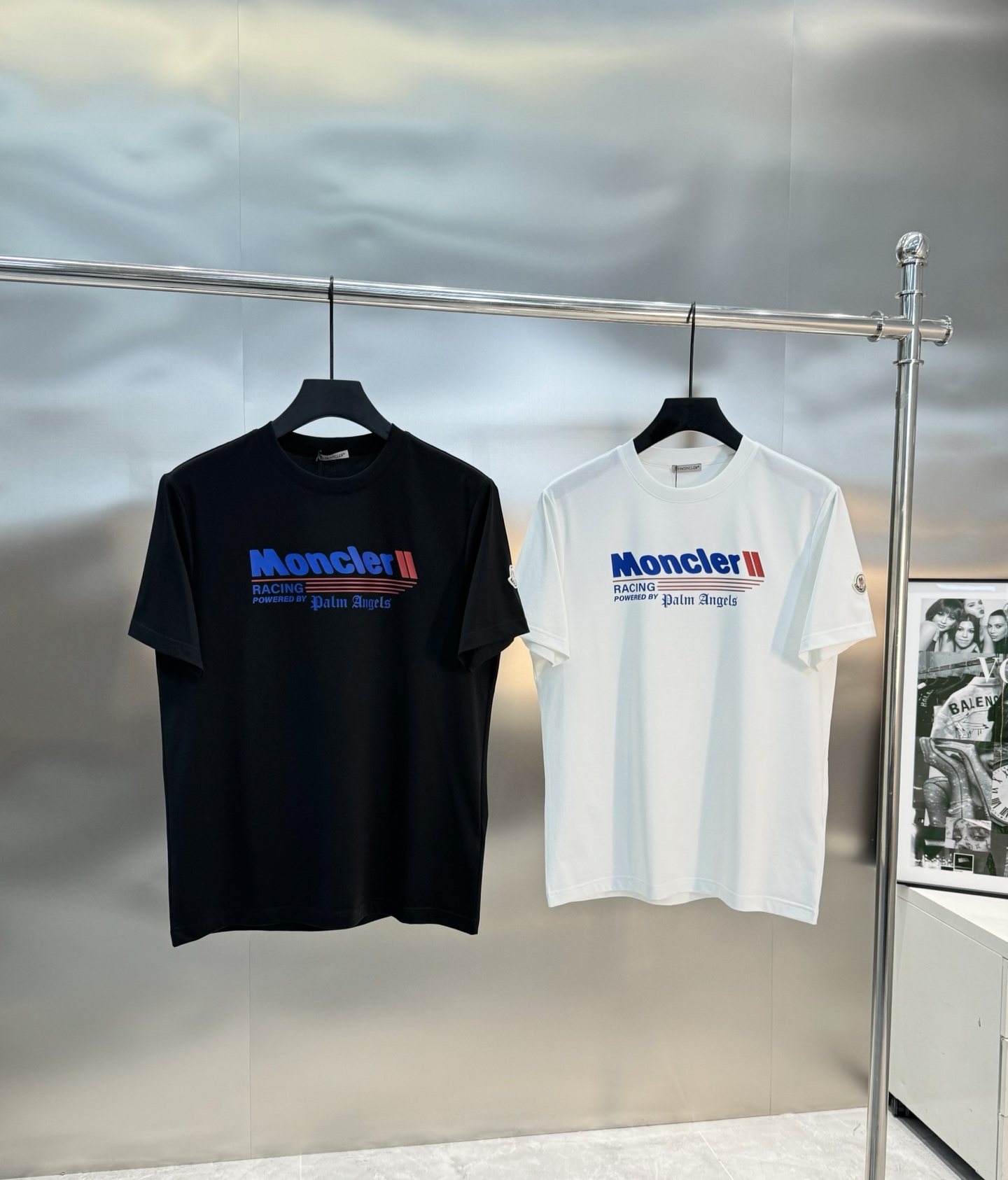
Moncle**25s新款圆领T恤.简单基础款.品牌字母logo印花设计.搭配经典配色.袖口经典小帽子