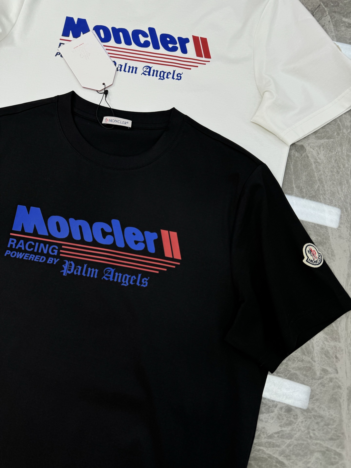 
Moncle**25s新款圆领T恤.简单基础款.品牌字母logo印花设计.搭配经典配色.袖口经典小帽子