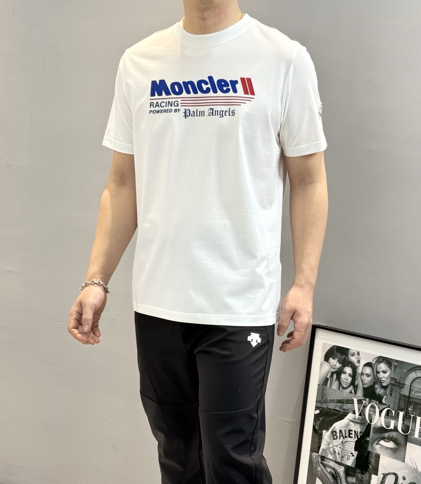 
Moncle**25s新款圆领T恤.简单基础款.品牌字母logo印花设计.搭配经典配色.袖口经典小帽子