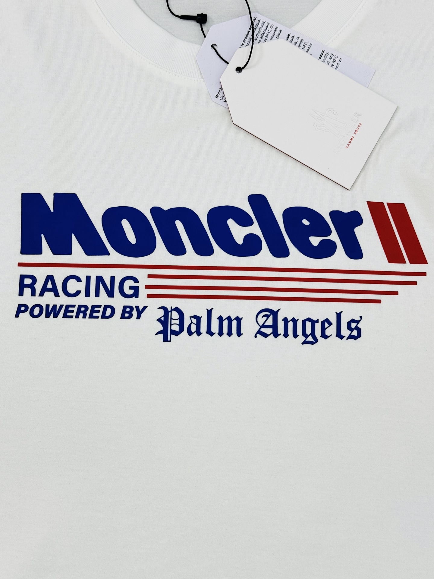 
Moncle**25s新款圆领T恤.简单基础款.品牌字母logo印花设计.搭配经典配色.袖口经典小帽子