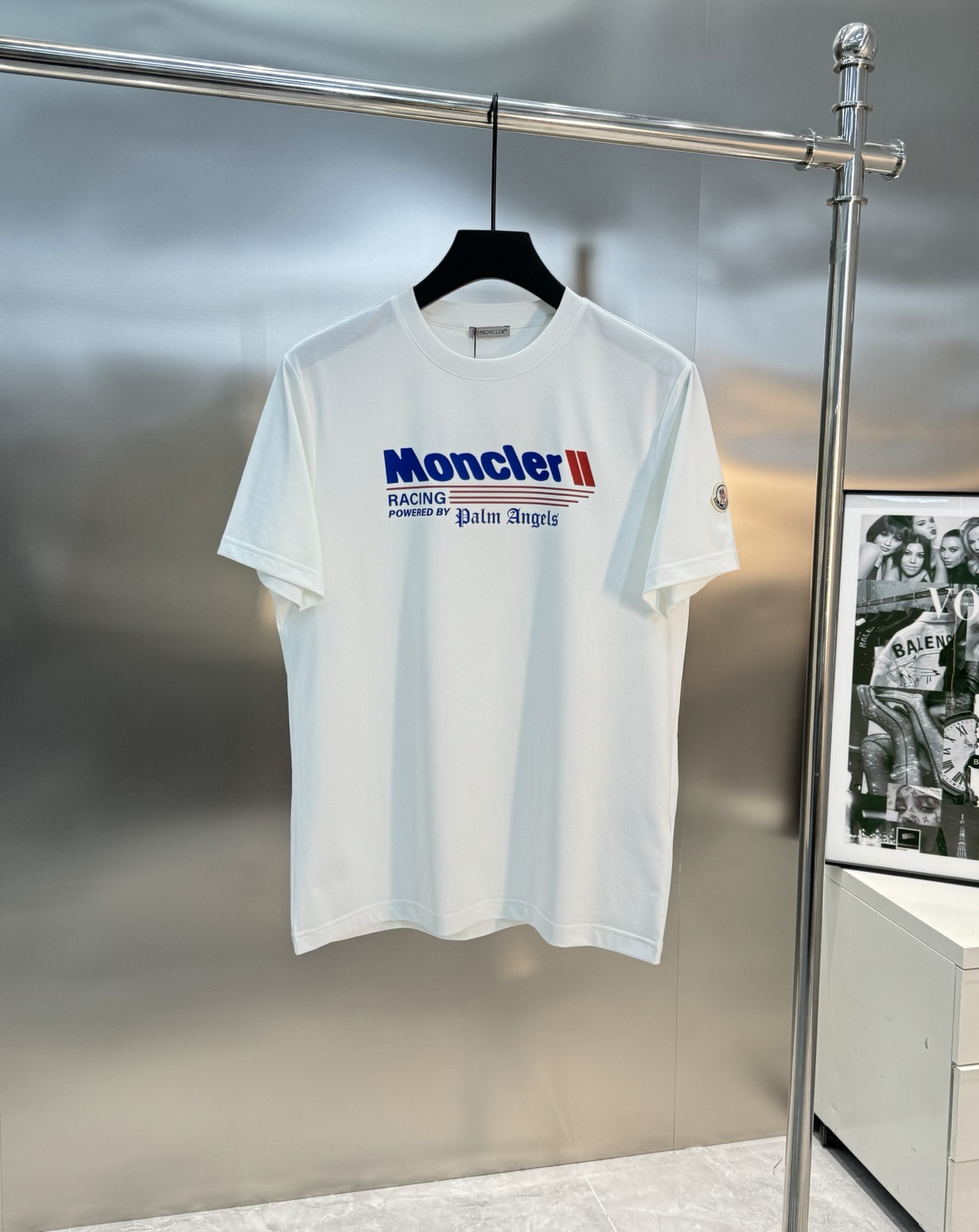 
Moncle**25s新款圆领T恤.简单基础款.品牌字母logo印花设计.搭配经典配色.袖口经典小帽子