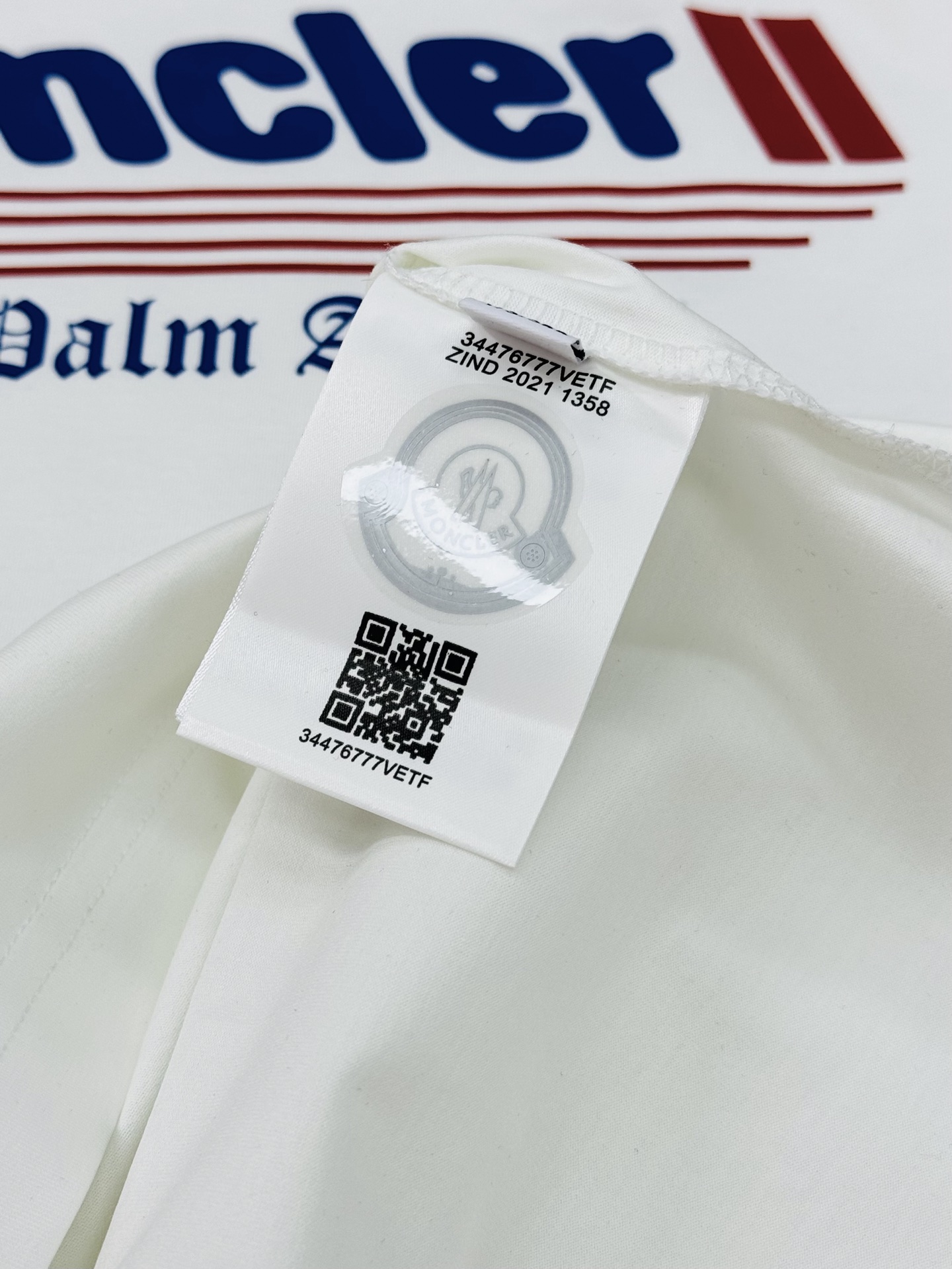 
Moncle**25s新款圆领T恤.简单基础款.品牌字母logo印花设计.搭配经典配色.袖口经典小帽子