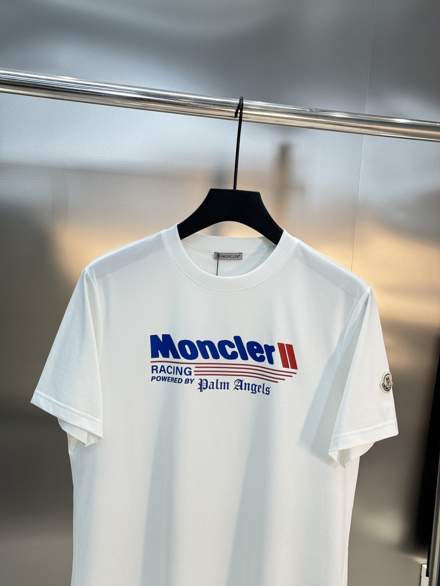 
Moncle**25s新款圆领T恤.简单基础款.品牌字母logo印花设计.搭配经典配色.袖口经典小帽子