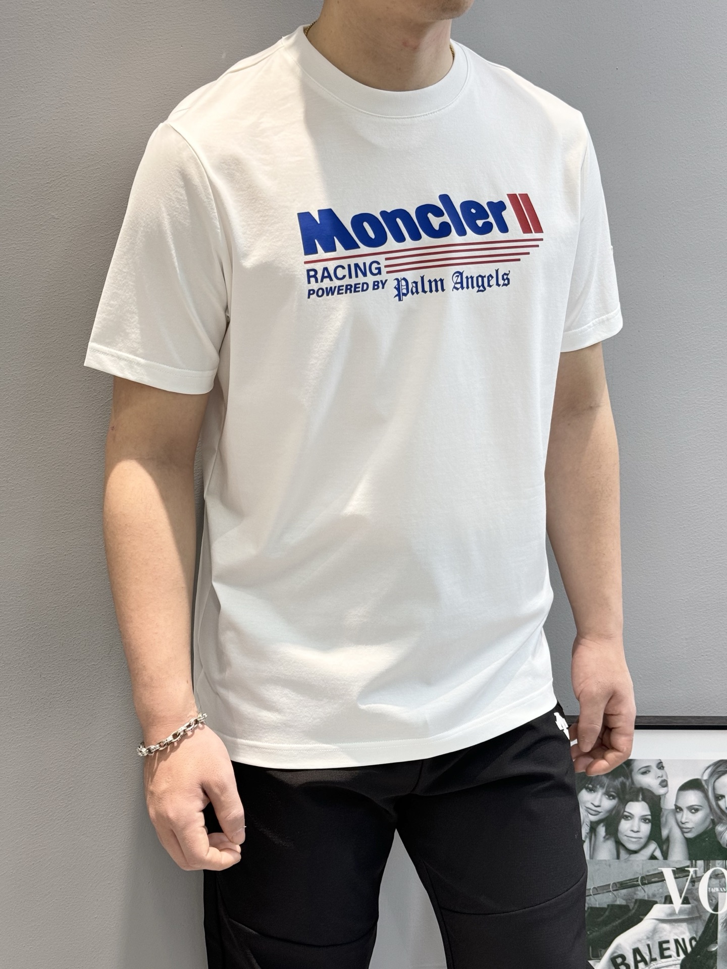 
Moncle**25s新款圆领T恤.简单基础款.品牌字母logo印花设计.搭配经典配色.袖口经典小帽子
