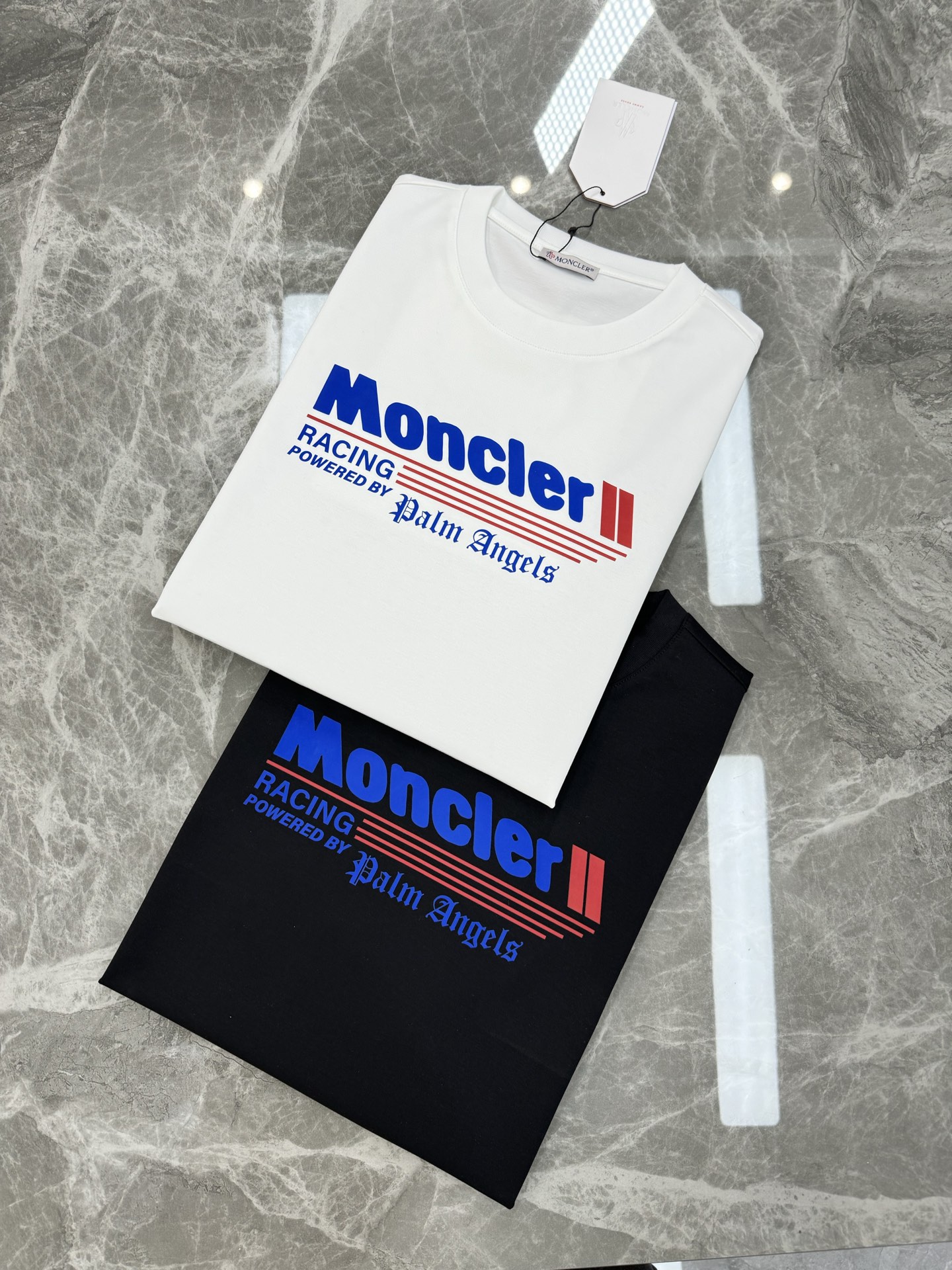 
Moncle**25s新款圆领T恤.简单基础款.品牌字母logo印花设计.搭配经典配色.袖口经典小帽子