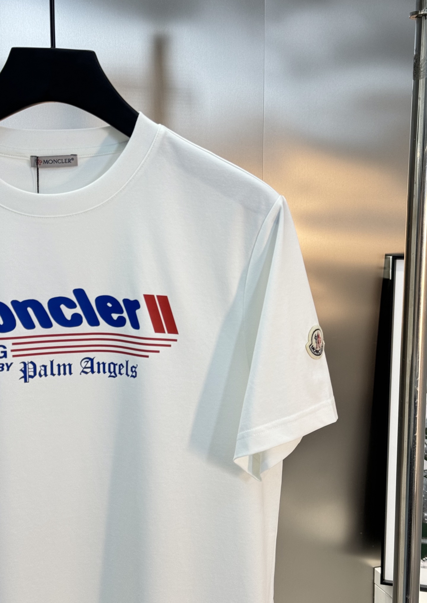 
Moncle**25s新款圆领T恤.简单基础款.品牌字母logo印花设计.搭配经典配色.袖口经典小帽子