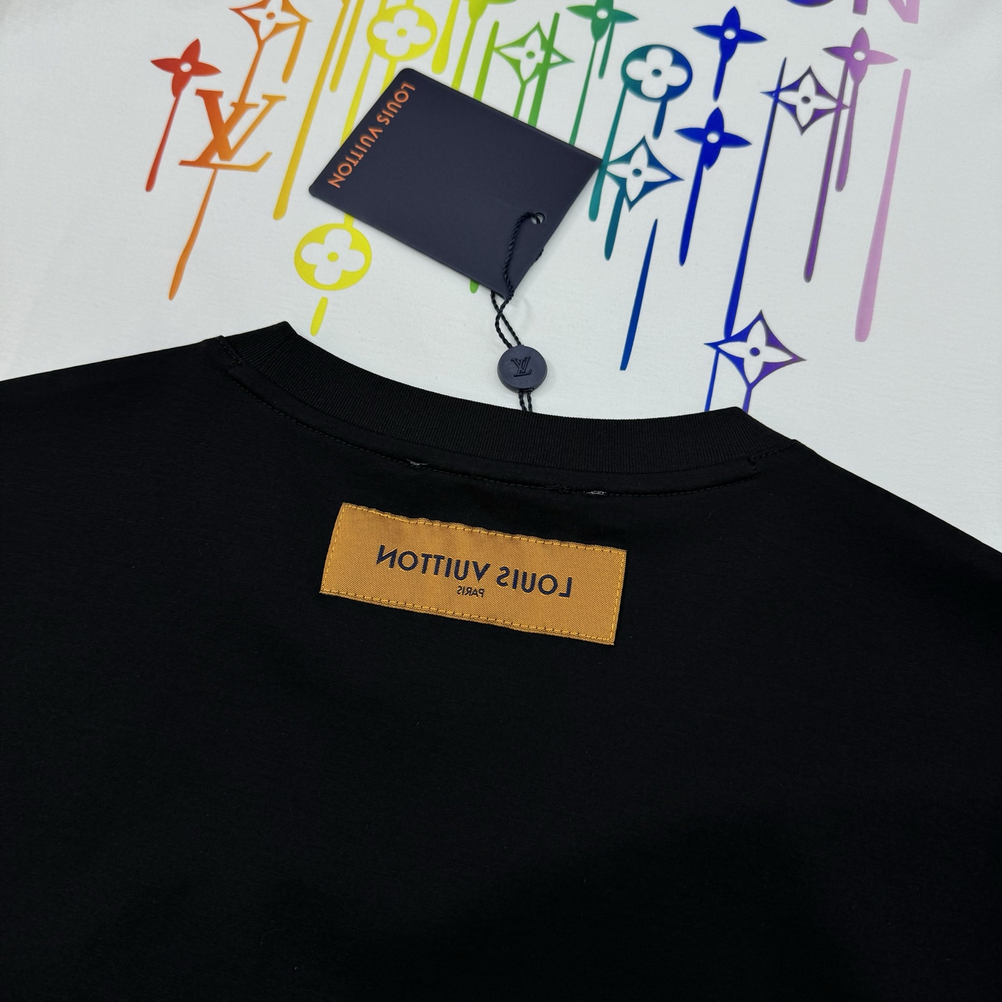 
驴牌*2025s新品短袖T恤，夏天色彩系-胸前品牌logo印花图案.渐变效果.色彩丰富多彩.时尚百搭款