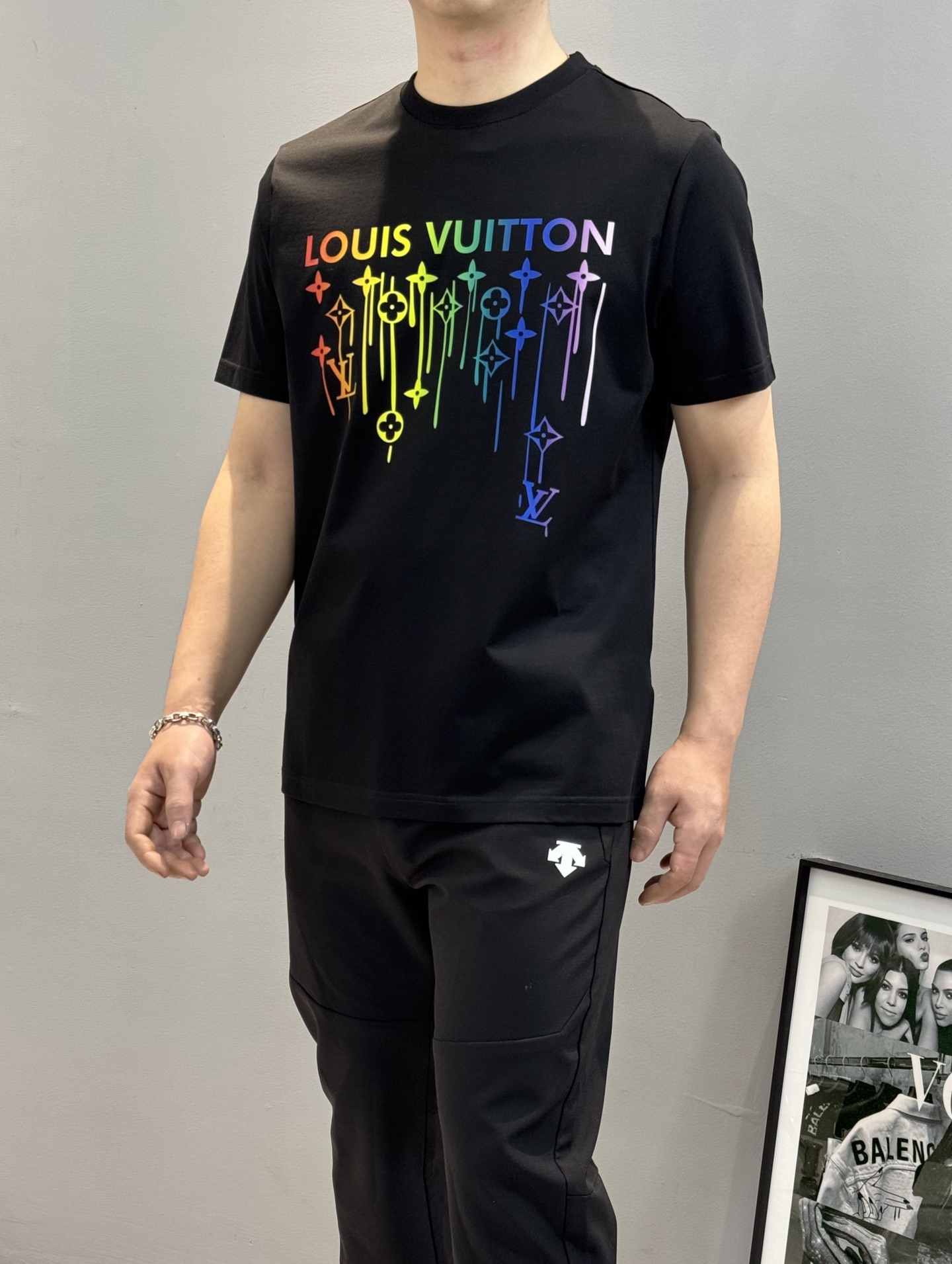 
驴牌*2025s新品短袖T恤，夏天色彩系-胸前品牌logo印花图案.渐变效果.色彩丰富多彩.时尚百搭款