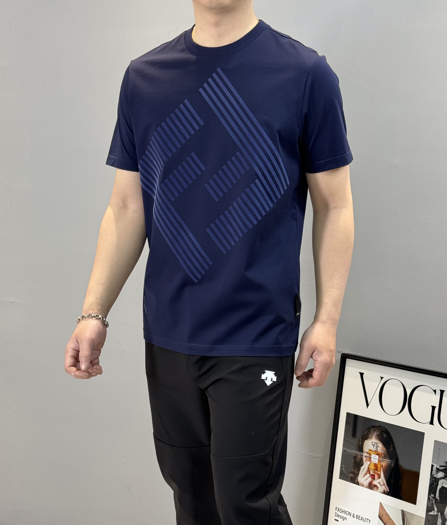 NO:160618,FEND1 FenDi 25s spring and summer new round neck short sleeves. The large pattern FF style is very thoughtful!  Adopt the original three-dimensional hot painting process. It does not pursue excessive beauty, and anyone can easily control it... It uses 190g mercerated cotton fabric. It is comfortable and breathable, soft and skin-friendly. Loofah is refreshing!  Casual and casual, natural, and you are comfortable to wear!  !  Color black, white, dark blue, code M-3XL, slim fit style!  (S and 4XL can be customized) 175/145 jin recommended XL, fendi, T-shirt, alexander wang19860909FEND1芬-迪25s春夏新款圆领短袖.大图案FF造型非常奶思！采用本色立体烫画工艺.不追求过分绚丽,任何人都可以轻松驾驭.....采用190g丝光棉面料.舒适透气.柔软亲肤.丝瓜冰爽！休闲的随性自然,穿的就是舒服！！颜色黑色.白色.深蓝.码数M-3XL.修身版型！（S和4XL可定做）175/145斤建议XL,,fendi,T-shirt,alexander wang,Men's clothing