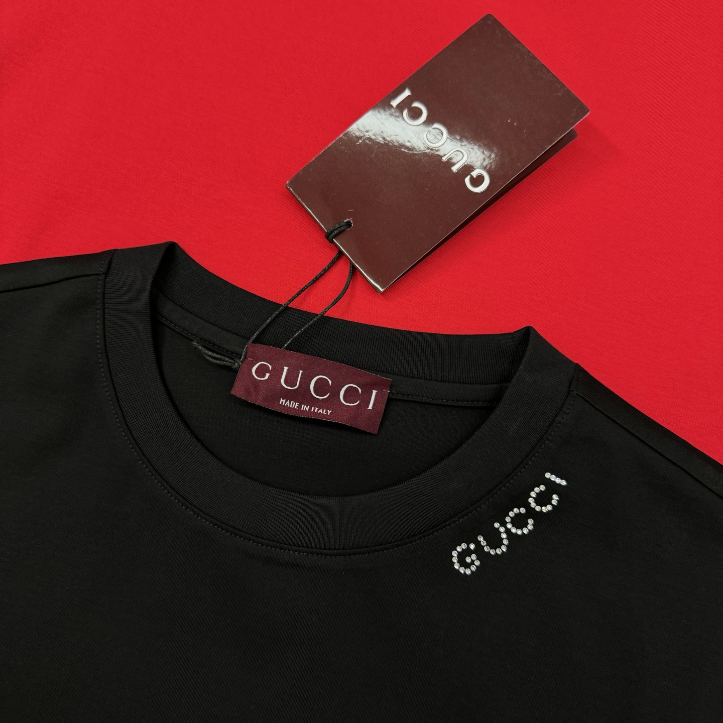 
Gucc*古齐25s经典春夏圆领短袖.简单基础款推荐-优选190g100%丝光全棉材质制作而成.质地顺