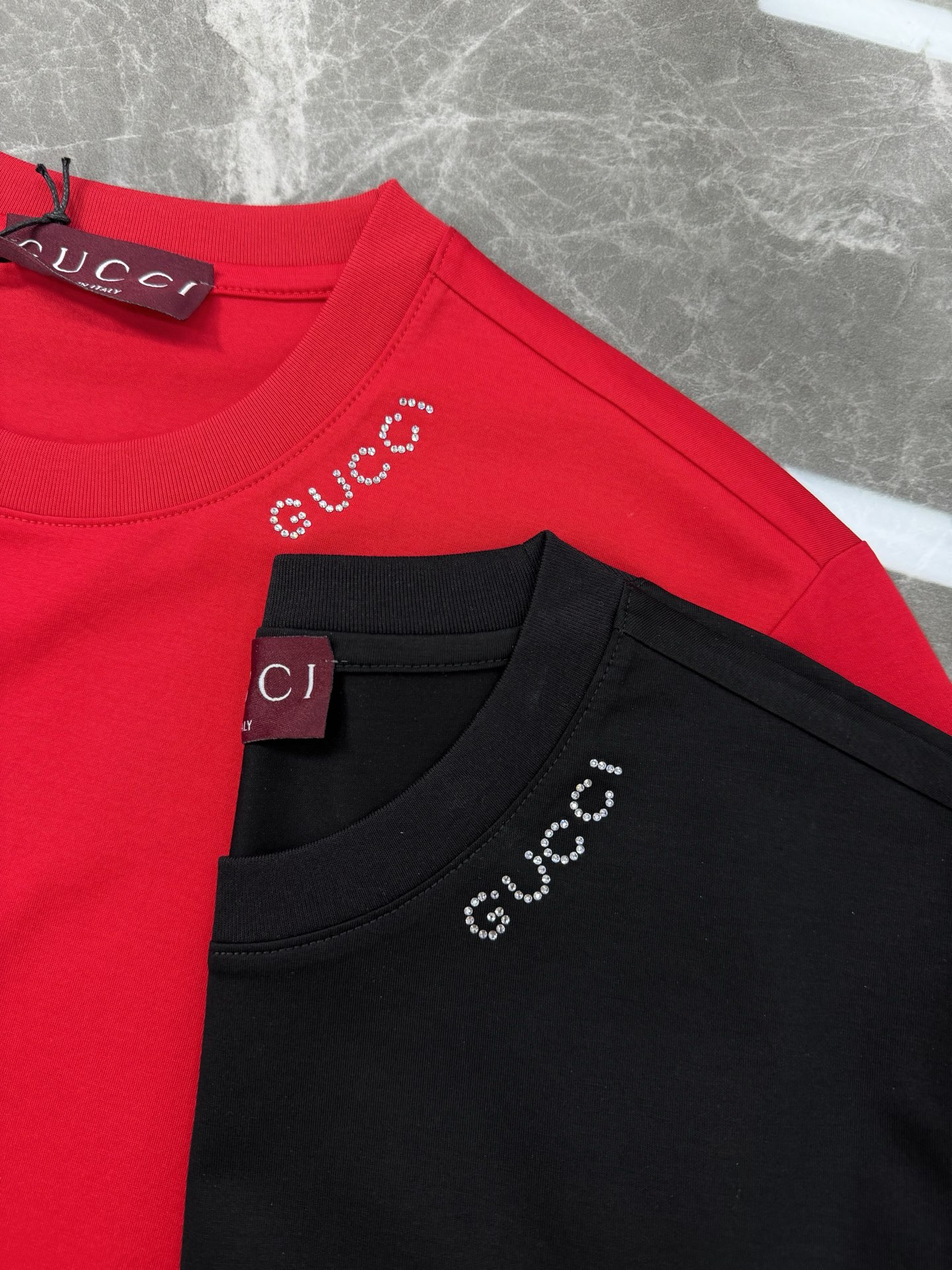 
Gucc*古齐25s经典春夏圆领短袖.简单基础款推荐-优选190g100%丝光全棉材质制作而成.质地顺