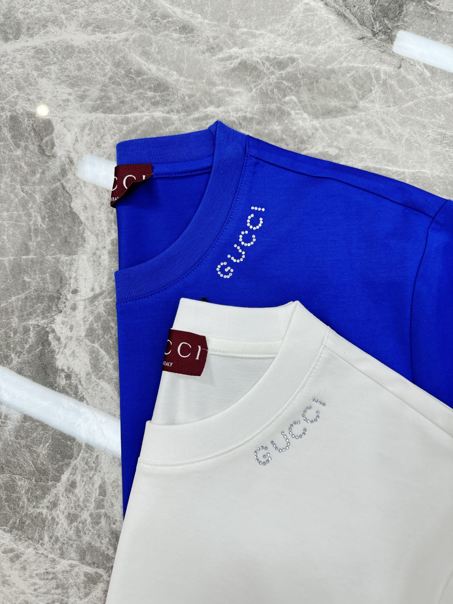 
Gucc*古齐25s经典春夏圆领短袖.简单基础款推荐-优选190g100%丝光全棉材质制作而成.质地顺