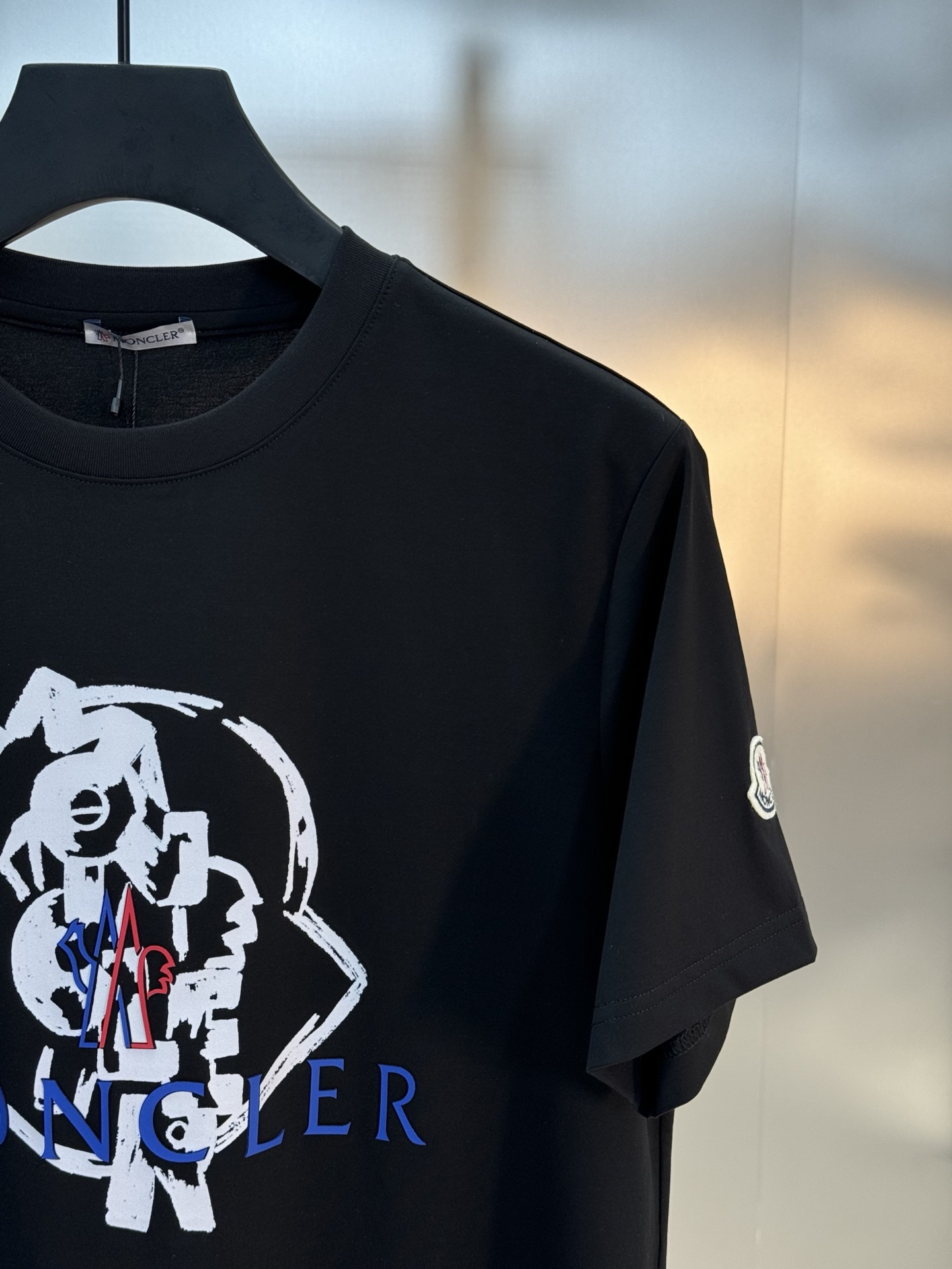 
MON CLE*蒙-口25s夏季新款圆领短袖.品牌图形LOGO辨识度鲜明超级走心！！！袖子搭配经典小帽