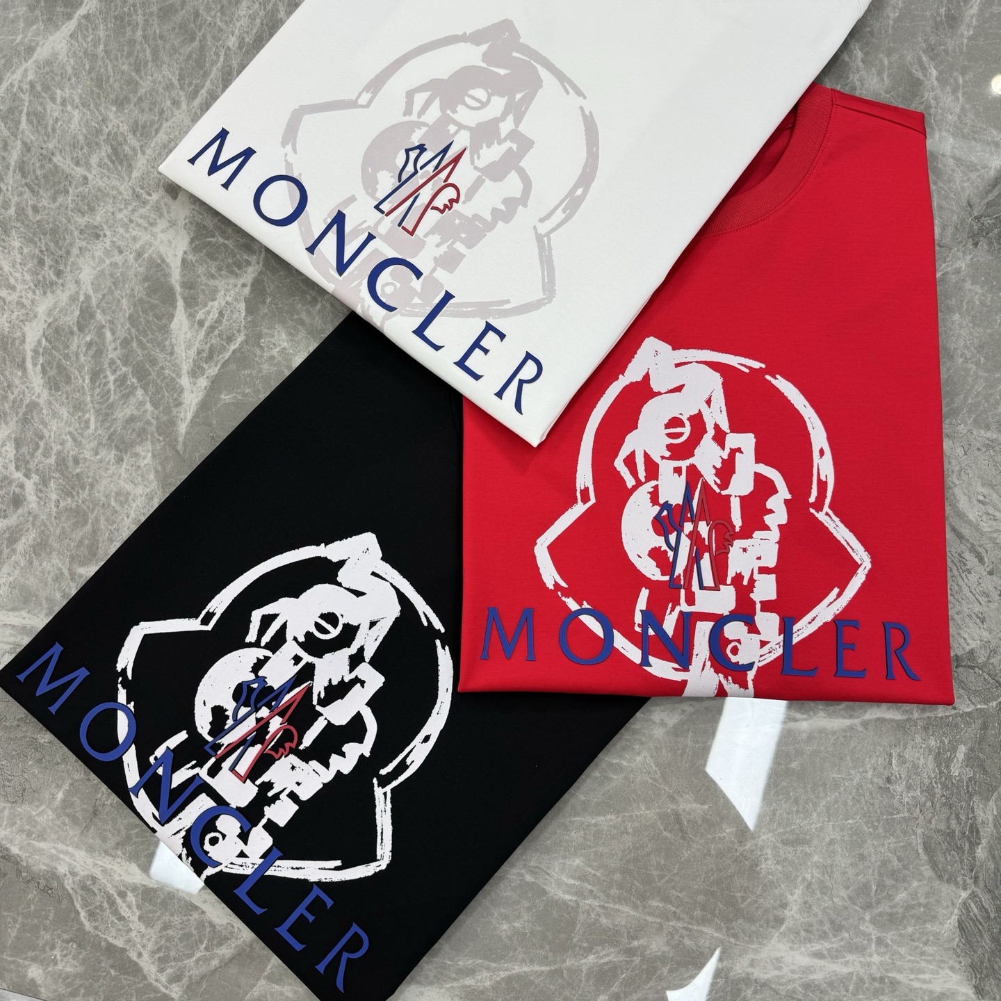 
MON CLE*蒙-口25s夏季新款圆领短袖.品牌图形LOGO辨识度鲜明超级走心！！！袖子搭配经典小帽