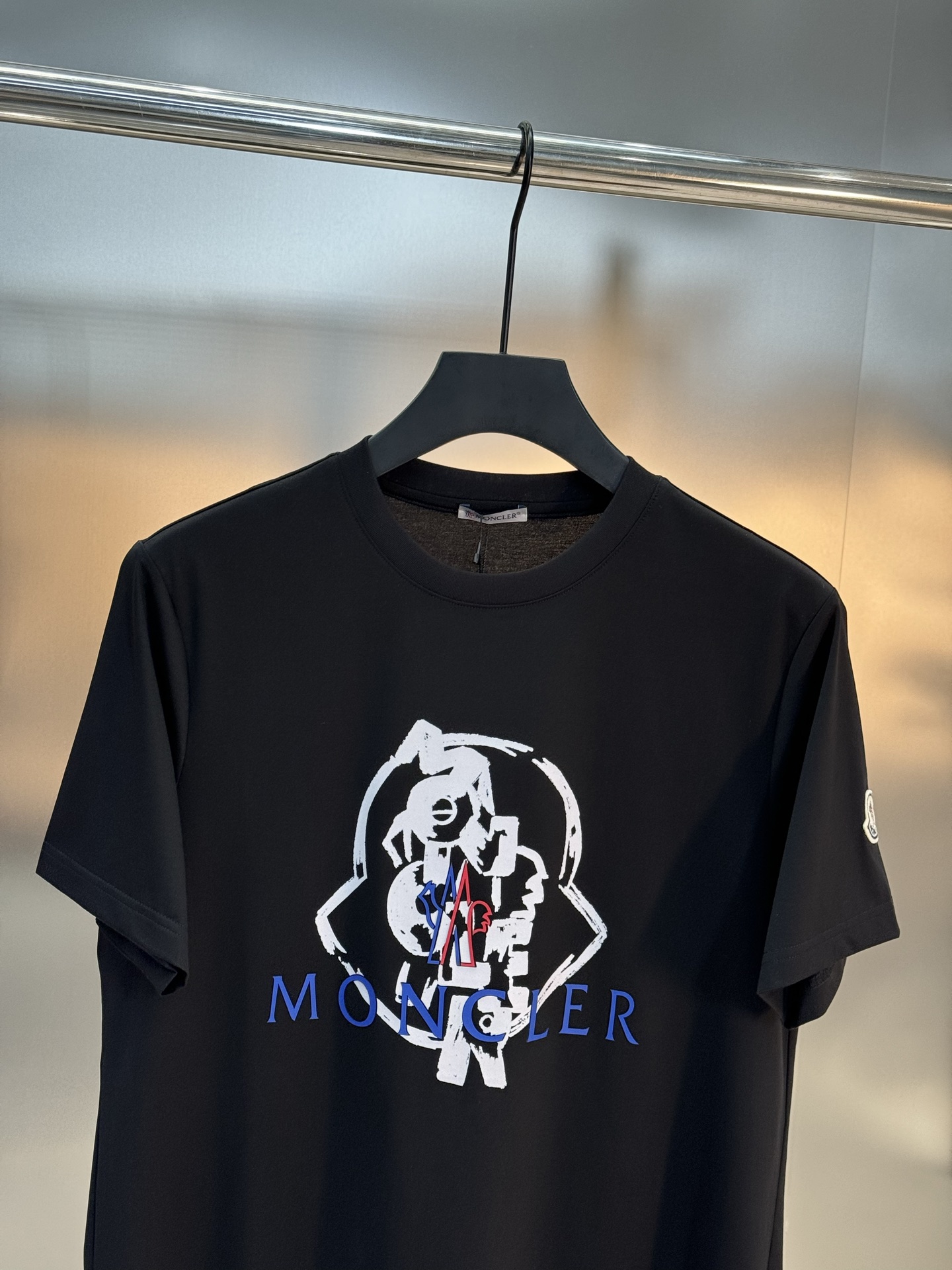 
MON CLE*蒙-口25s夏季新款圆领短袖.品牌图形LOGO辨识度鲜明超级走心！！！袖子搭配经典小帽
