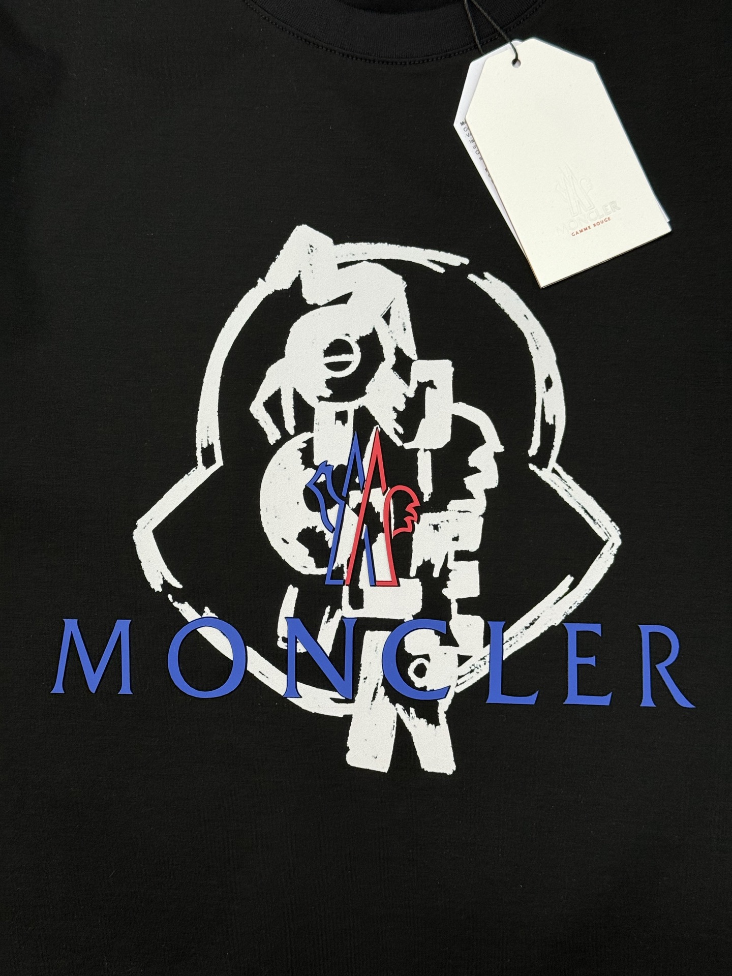 
MON CLE*蒙-口25s夏季新款圆领短袖.品牌图形LOGO辨识度鲜明超级走心！！！袖子搭配经典小帽