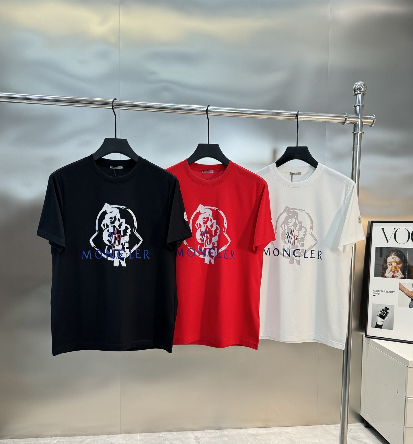 
MON CLE*蒙-口25s夏季新款圆领短袖.品牌图形LOGO辨识度鲜明超级走心！！！袖子搭配经典小帽