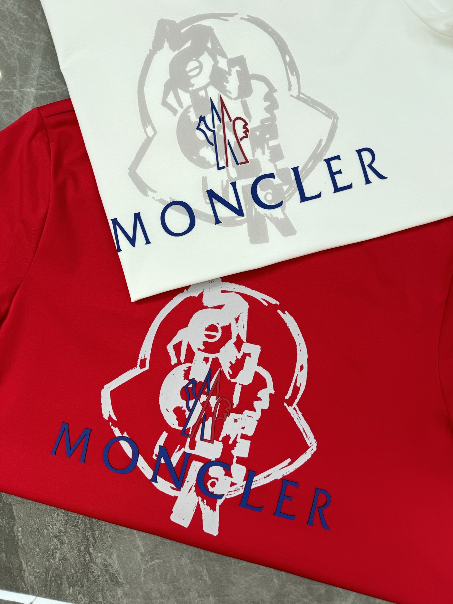 
MON CLE*蒙-口25s夏季新款圆领短袖.品牌图形LOGO辨识度鲜明超级走心！！！袖子搭配经典小帽