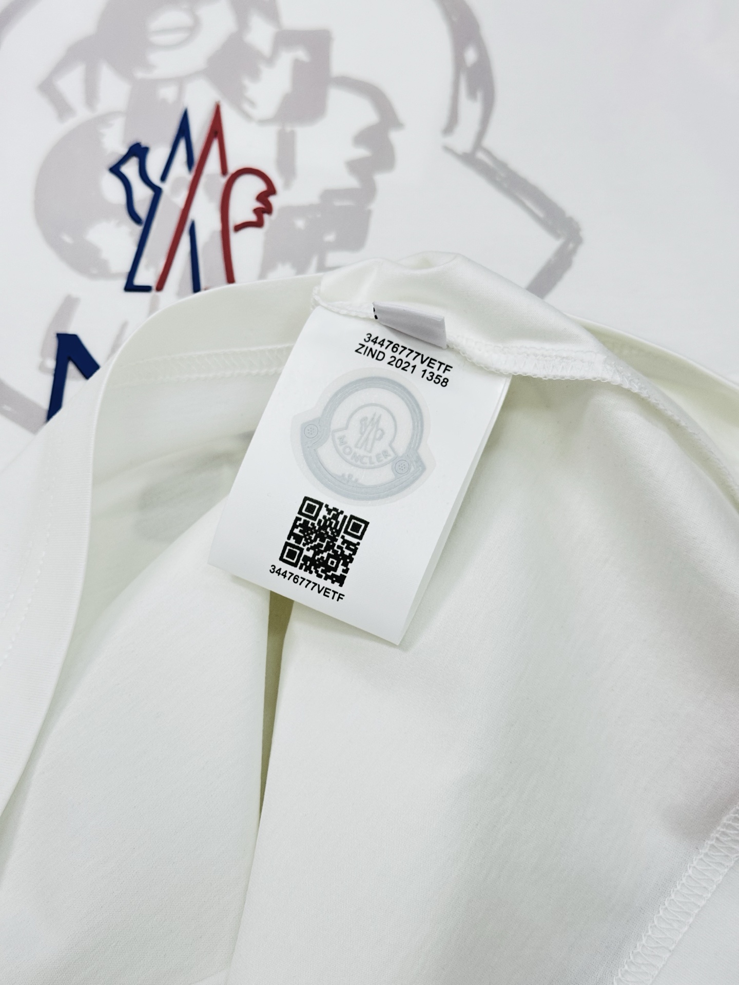 
MON CLE*蒙-口25s夏季新款圆领短袖.品牌图形LOGO辨识度鲜明超级走心！！！袖子搭配经典小帽
