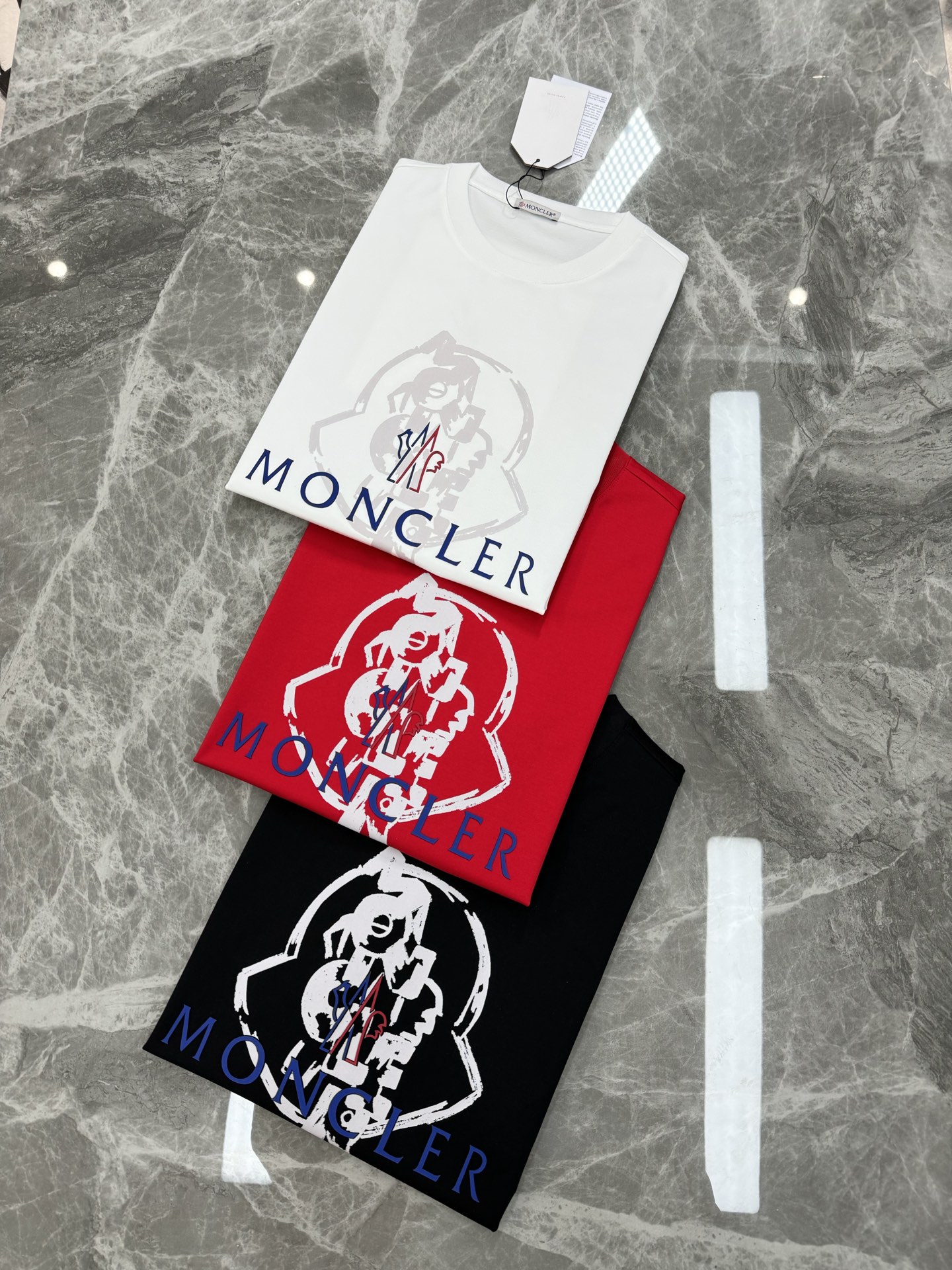 
MON CLE*蒙-口25s夏季新款圆领短袖.品牌图形LOGO辨识度鲜明超级走心！！！袖子搭配经典小帽