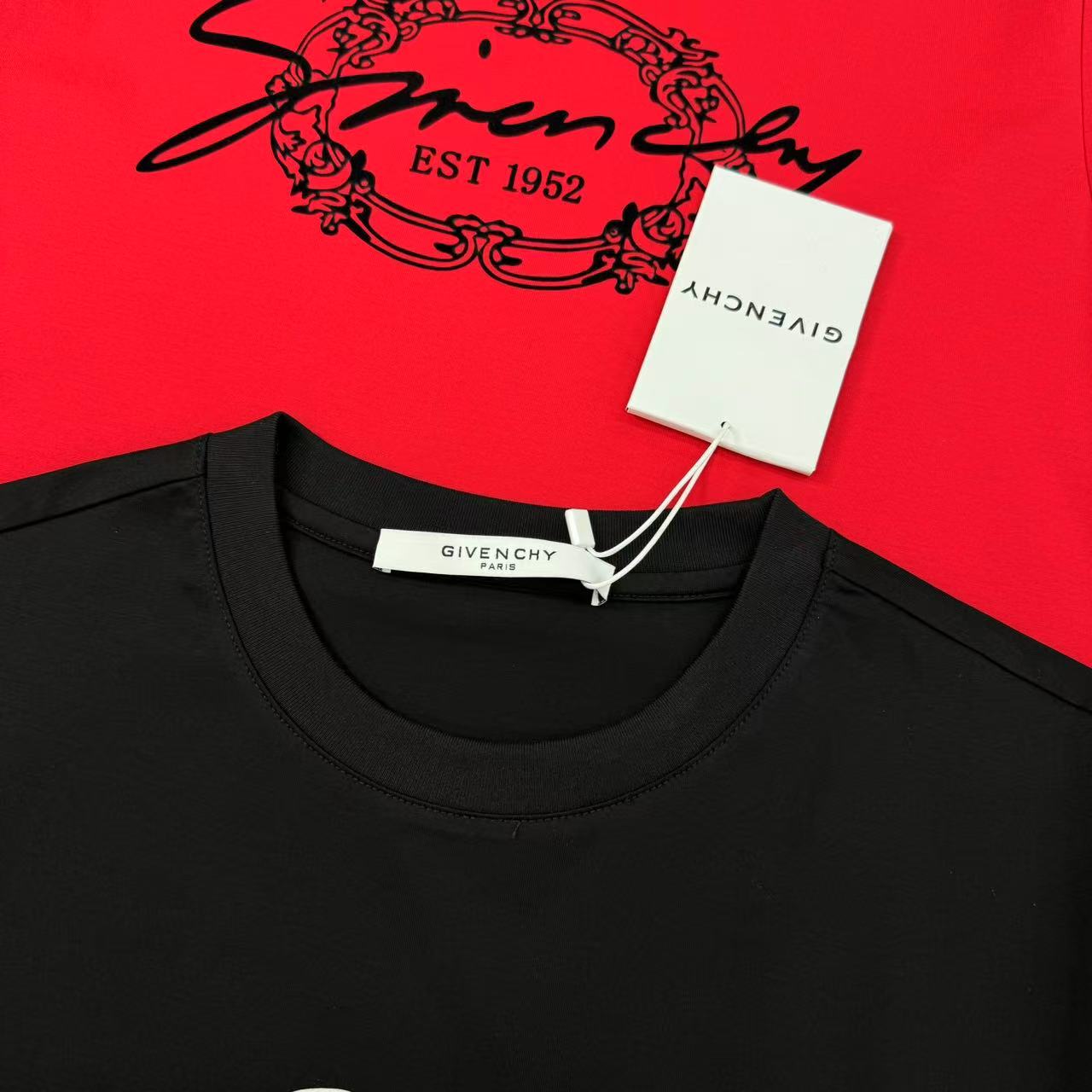 
Givench*y纪梵-希25s夏季圆领短袖.极为难得的款式，采用190g丝光棉面料，贴身体感非常舒适